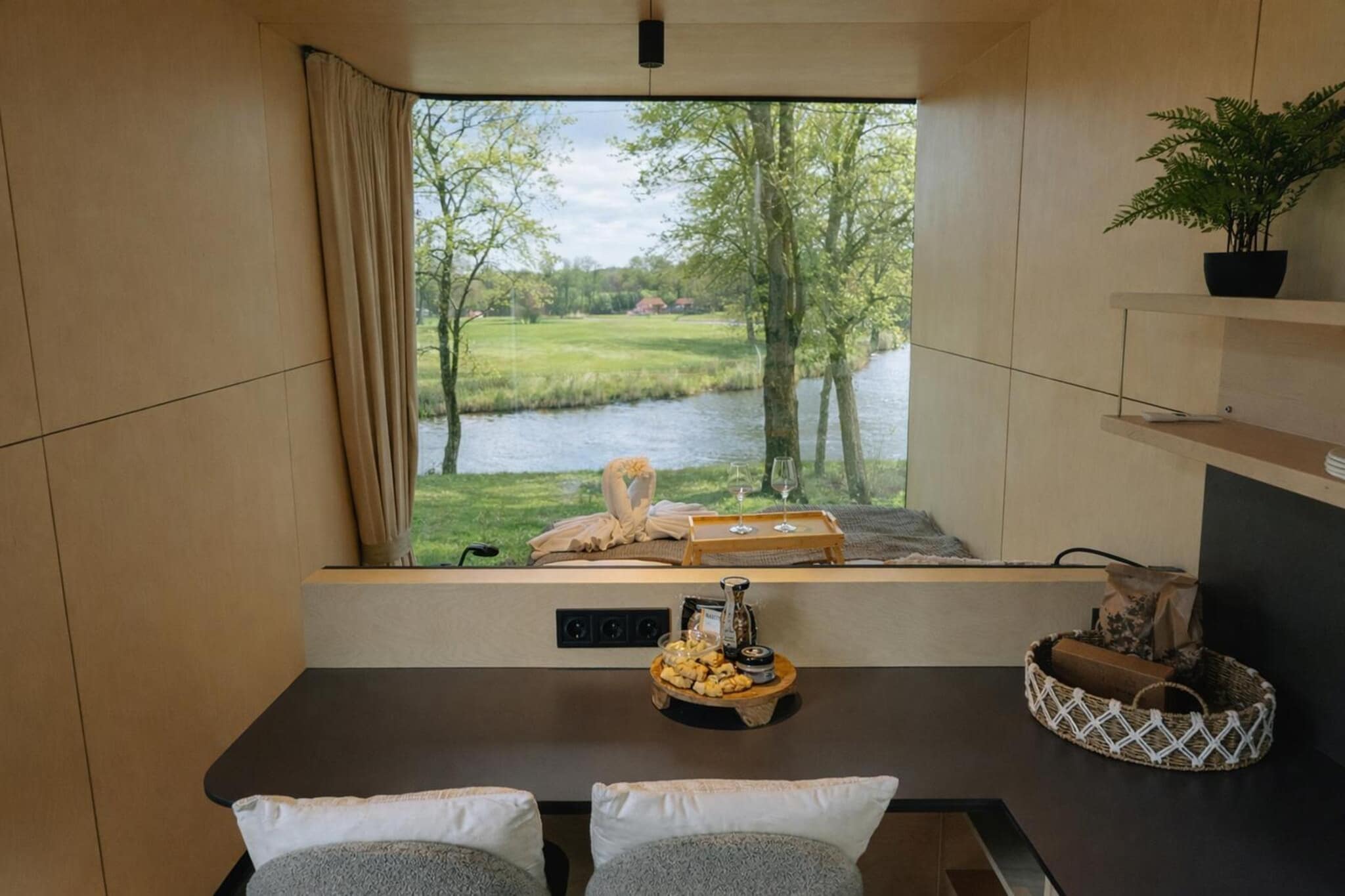 River Mirror Lodge with hot tub and panoramic view | 2 people