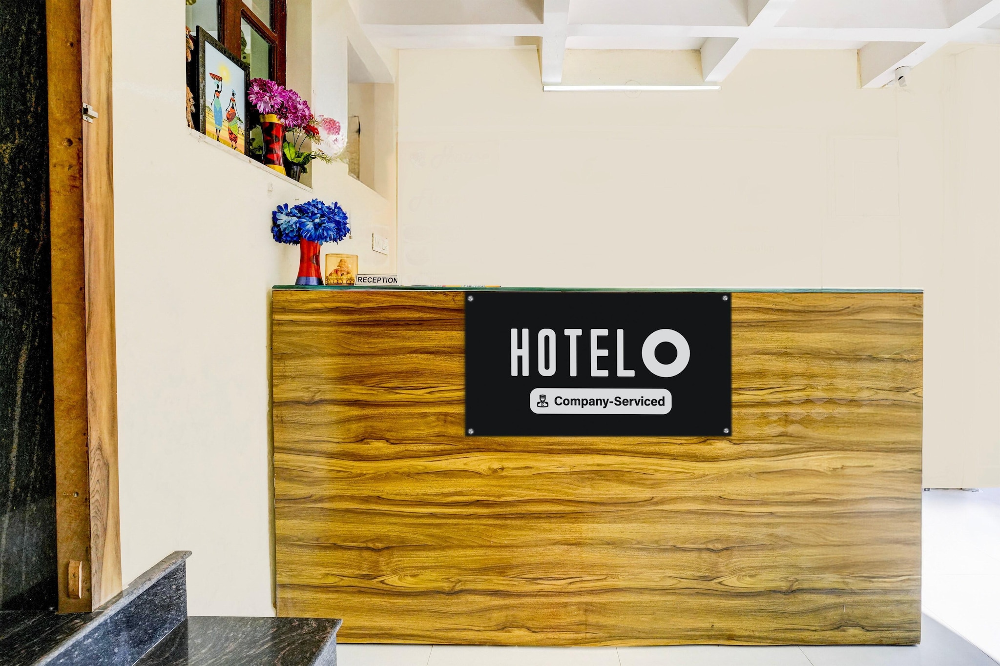 Ground floor: (bedroom(double bed, TV, seating area, air conditioning, Towels incl., telephone), bathroom(bathtub or shower, shower, washbasin, toilet, shampoo, body soap, hot water), parking)