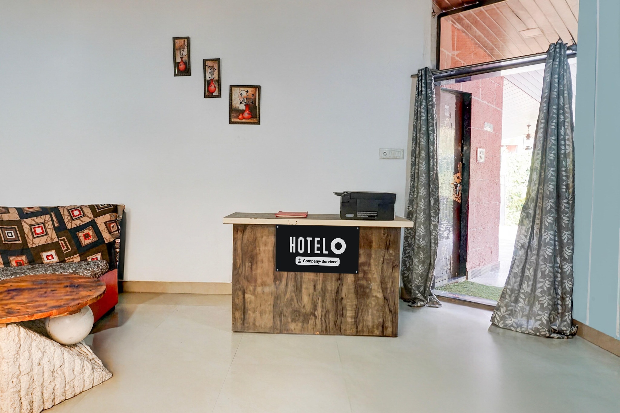 Ground floor: (bedroom(double bed, TV, seating area, air conditioning, Towels incl., Laundry Package incl., telephone), bathroom(bathtub or shower, shower, washbasin, toilet, shampoo, body soap, hot water), parking, swimming pool(shared with other guests))