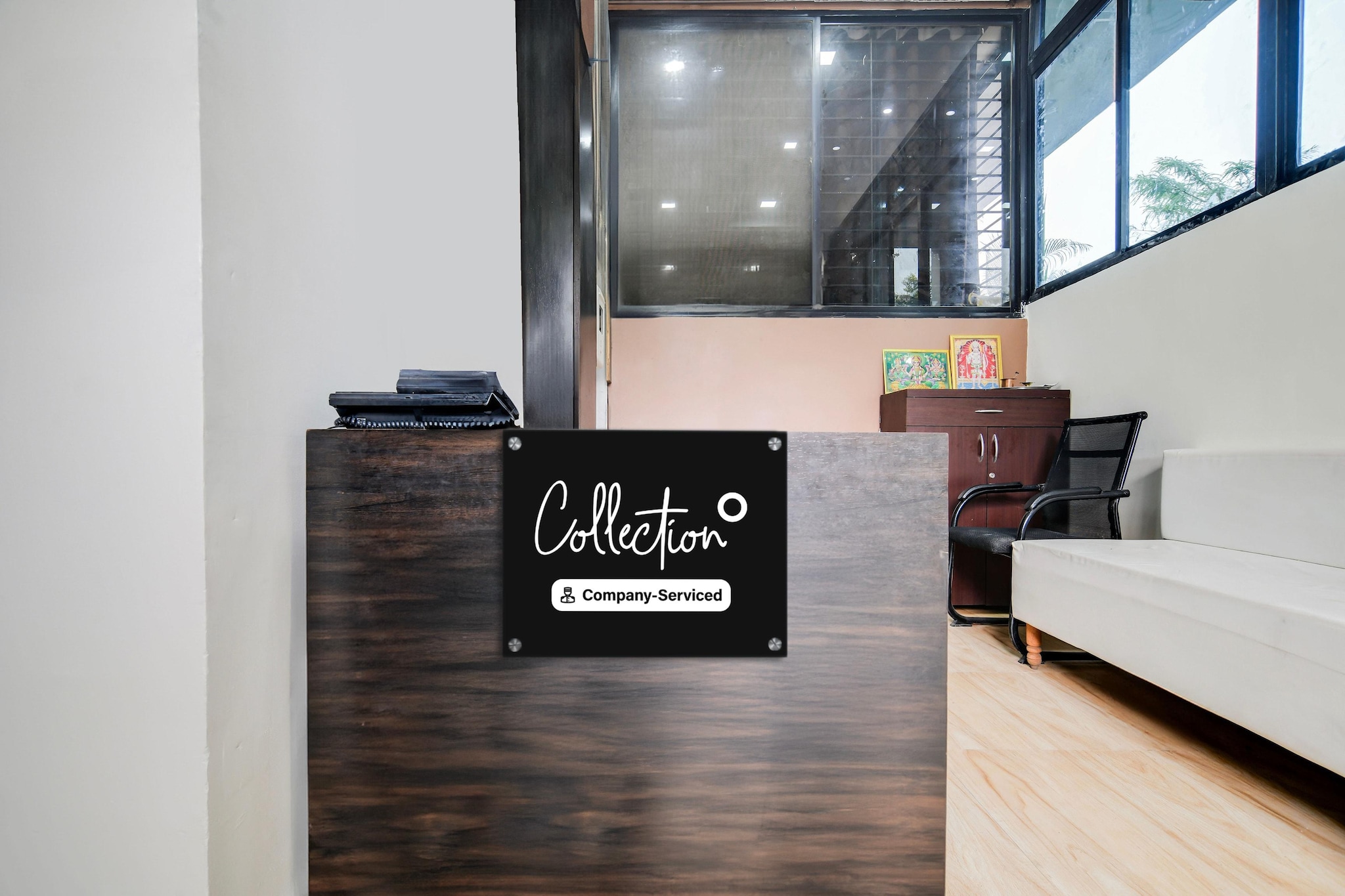 Ground floor: (bedroom(double bed, TV, seating area, air conditioning, Towels incl., telephone), bathroom(bathtub or shower, shower, washbasin, toilet, shampoo, body soap, hot water), Parking, lift)
