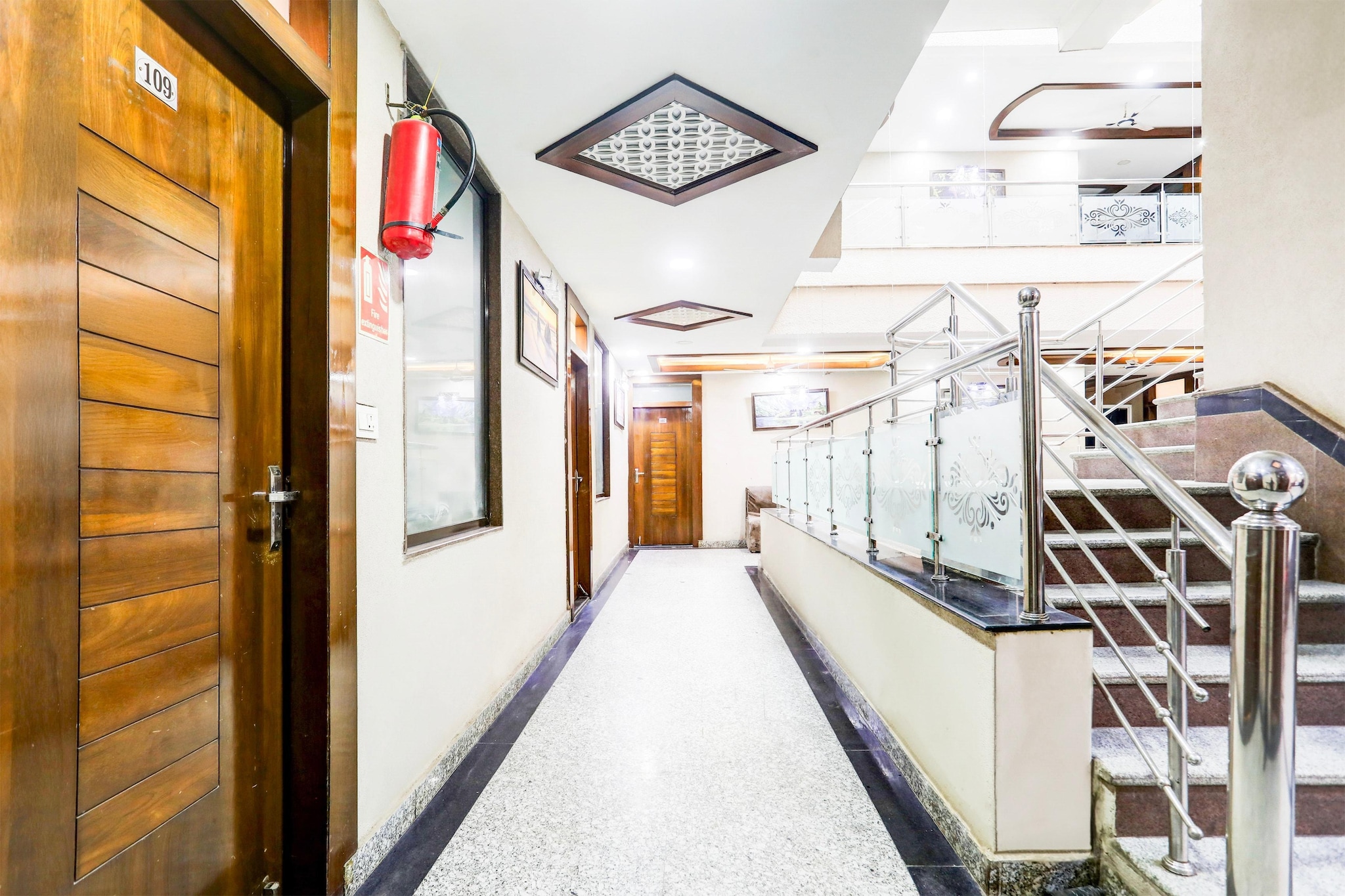 Ground floor: (bedroom(double bed, TV, seating area, air conditioning, Towels incl., telephone), bathroom(bathtub or shower, shower, washbasin, toilet, shampoo, body soap, hot water), Parking, lift)
