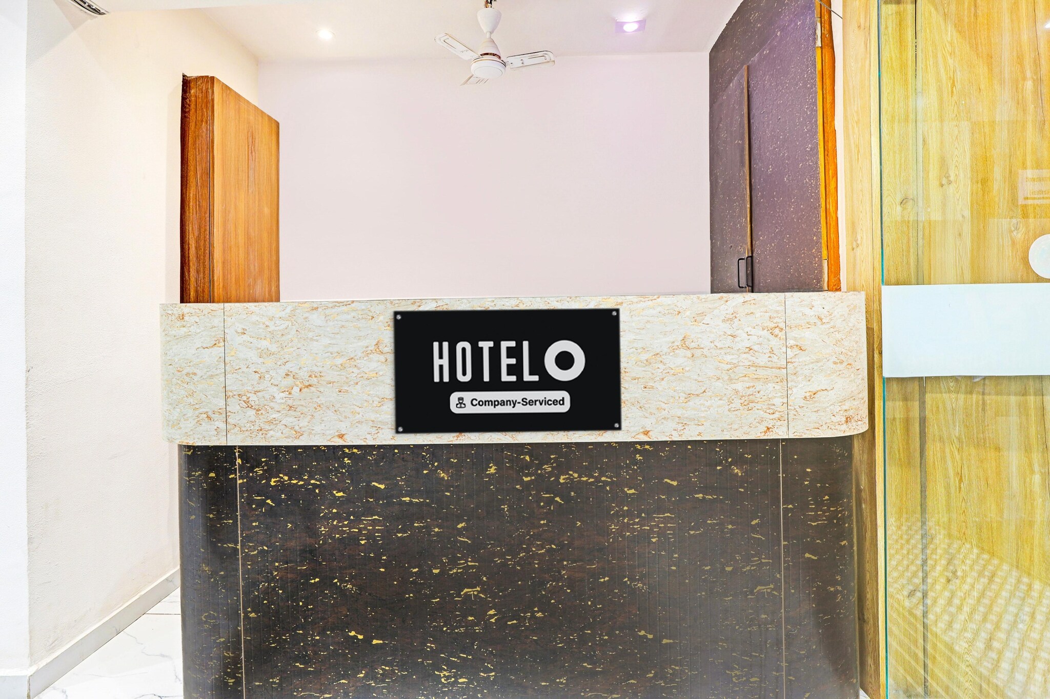 Ground floor: (bedroom(double bed, TV, seating area, air conditioning, Towels incl., telephone), bathroom(bathtub or shower, shower, washbasin, toilet, shampoo, body soap, hot water), lift)