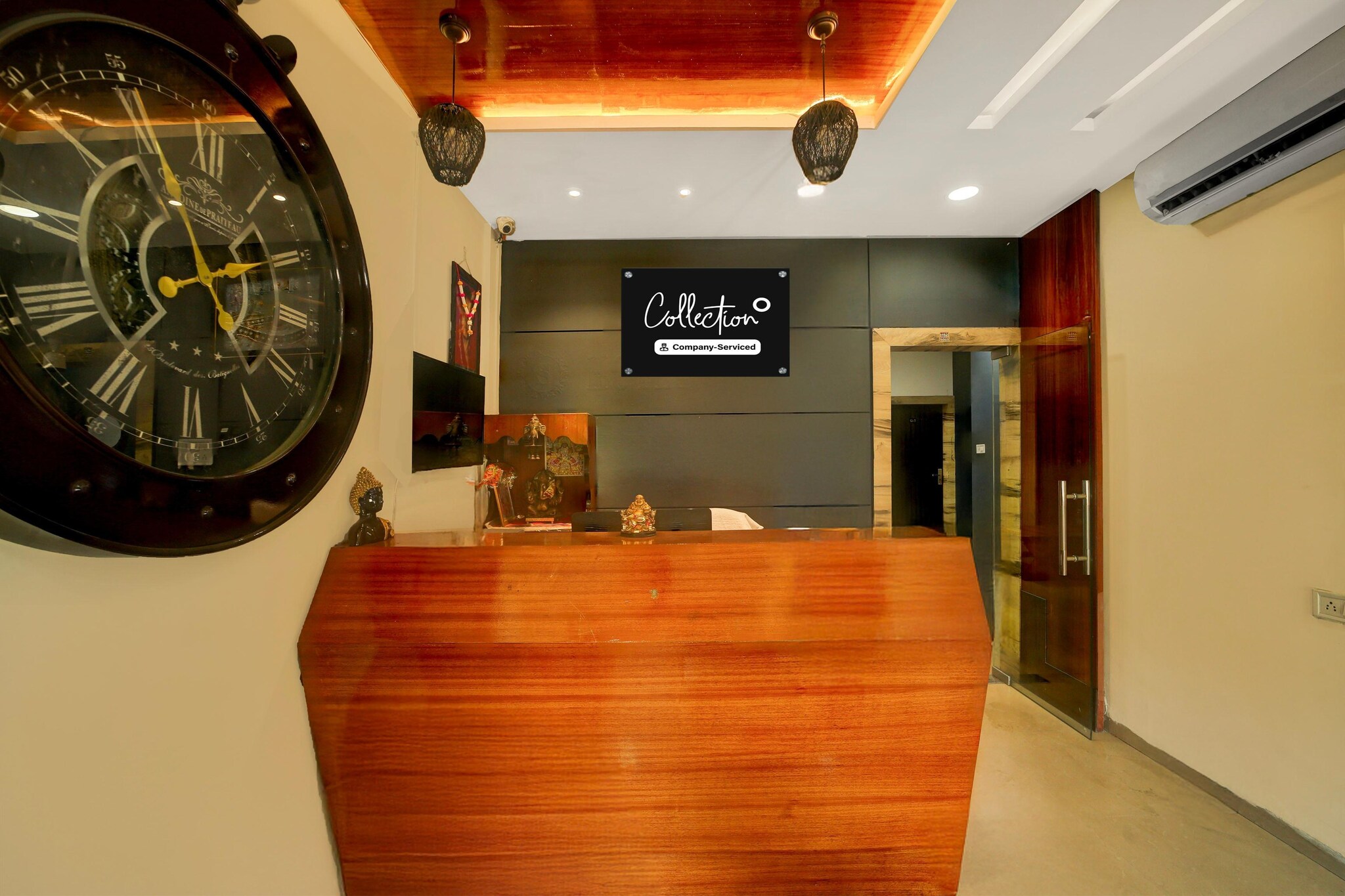 Ground floor: (bedroom(double bed, TV, seating area, air conditioning, lift, telephone), bathroom(bathtub or shower, shower, washbasin, toilet, Towels incl., shampoo, body soap, hot water))