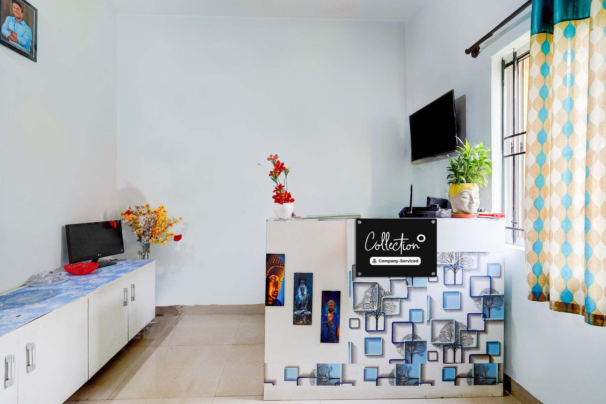 Ground floor: (bedroom(double bed, TV, seating area, air conditioning, Towels incl., telephone, Floor mattress), bathroom(bathtub or shower, shower, washbasin, toilet, shampoo, body soap, hot water), parking, lift)