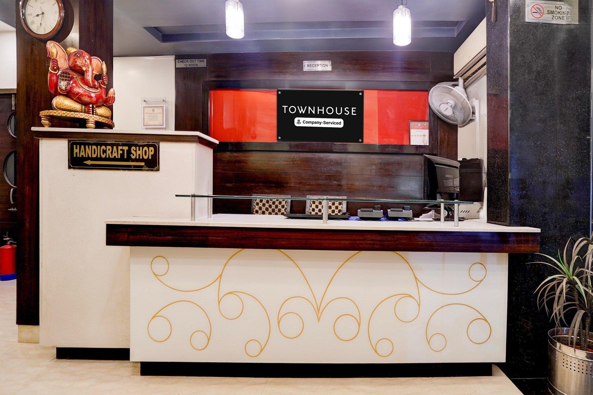 Ground floor: (bedroom(double bed, TV, seating area, air conditioning, Towels incl., telephone, Floor mattress), bathroom(bathtub or shower, shower, washbasin, toilet, shampoo, body soap, hot water), parking, lift)