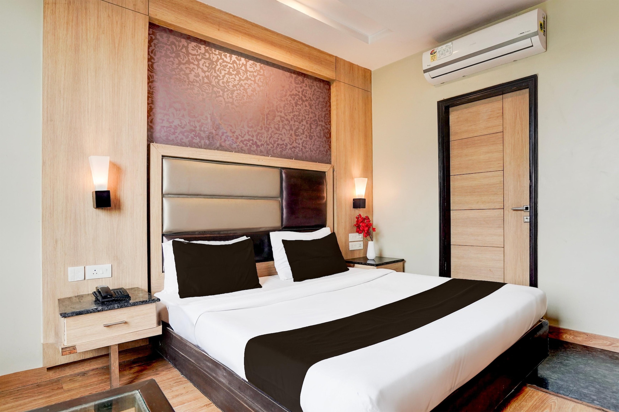 Ideally located in the Bani Park district of Jaipur, Elite Stays Bani Park Near Railway Station is set 1.8 km from Jaipur Railway Station, 3.6 km from City Palace and 3.6 km from Jantar Mantar, Jaipur. Featuring a restaurant, the 4-star hotel has air-conditioned rooms with free WiFi, each with a private bathroom. The accommodation offers room service and a 24-hour front desk for guests.
At the hotel, all rooms include a desk. All guest rooms at Elite Stays Bani Park Near Railway Station come with a seating area and a flat-screen TV with satellite channels.
A continental breakfast is available at the accommodation.
Hawa Mahal - Palace of Winds is 3.9 km from Elite Stays Bani Park Near Railway Station, while Birla Mandir Temple, Jaipur is 7 km from the property. Jaipur International Airport is 15 km away.
Unmarried couples are warmly welcome at this property.
Guests with local ID proof are warmly welcome.
Early Check-In Policy: A full day’s room rate will be charged for check-ins before 6:00 AM. Complimentary early check-in is available between 6:00 AM and 10:00 AM, subject to room availability.
Check-in is only available to guests aged 18 and above. Please provide a government-issued ID to confirm your age.