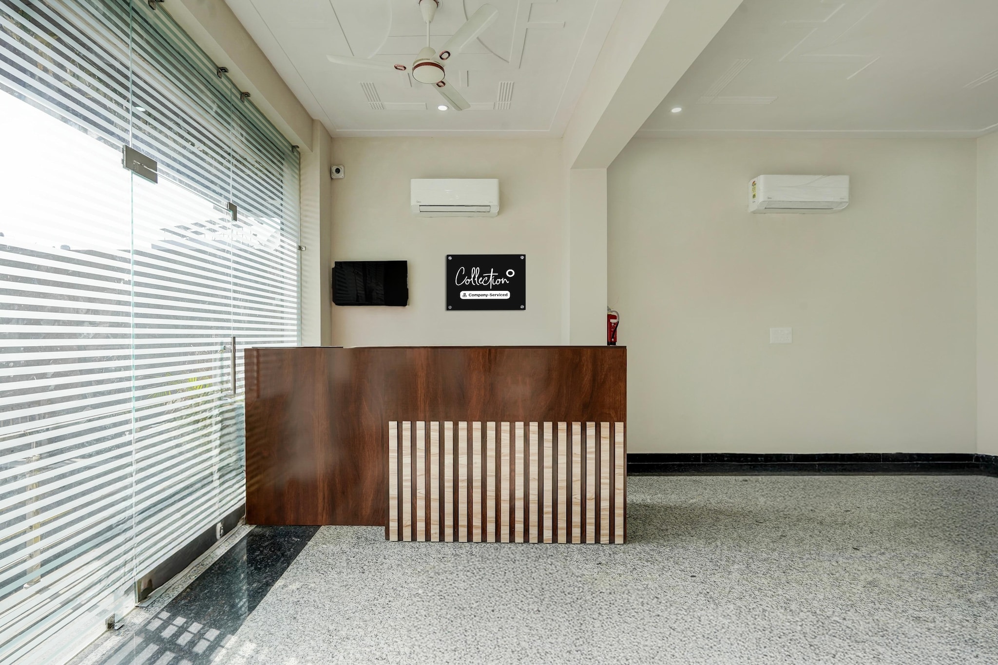 Ground floor: (bedroom(double bed, TV, seating area, air conditioning, Towels incl., telephone, Floor mattress), bathroom(bathtub or shower, shower, washbasin, toilet, shampoo, body soap, hot water), lift)