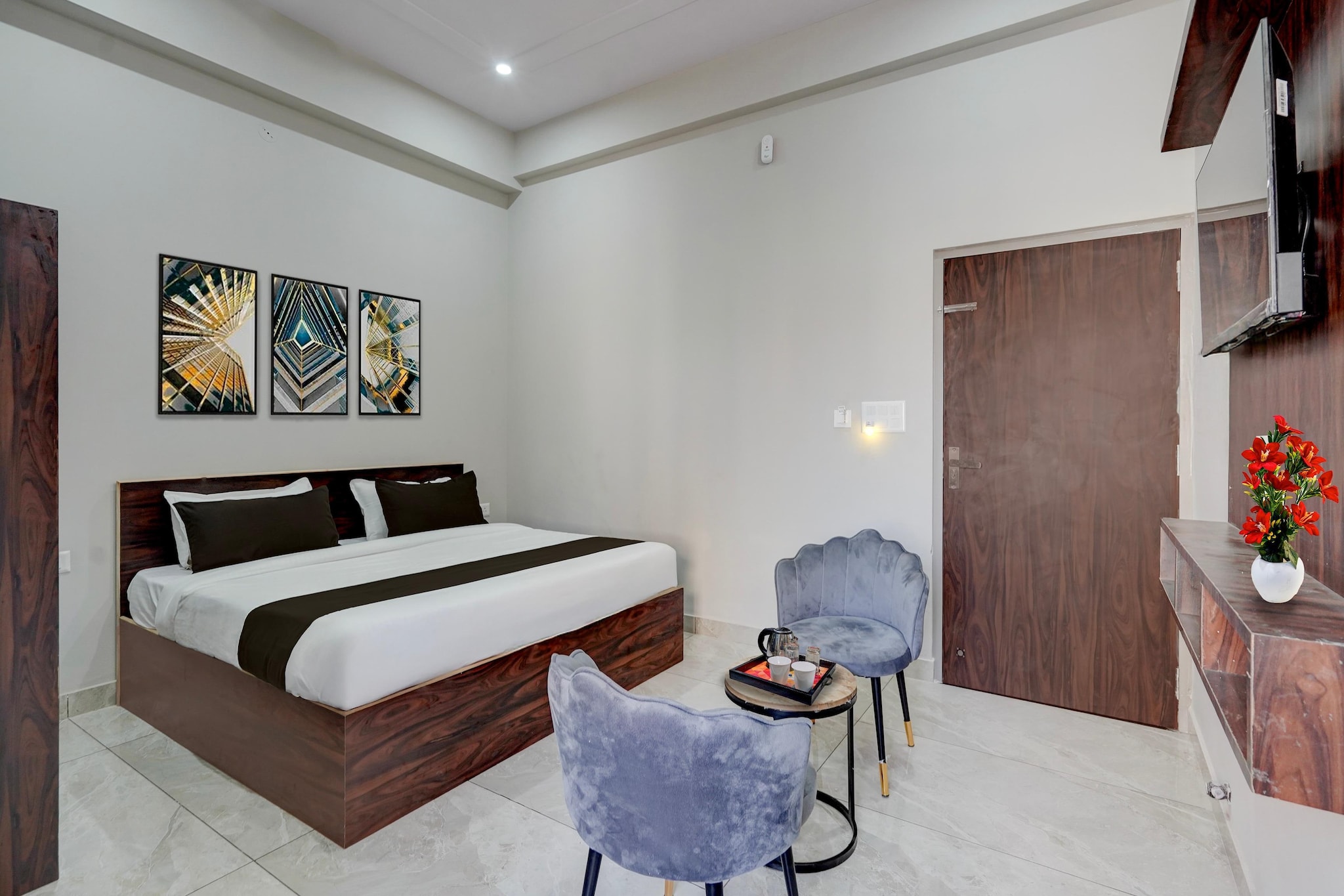 Located within 8 km of Govind Dev Ji Temple and 10 km of Birla Mandir Temple, Jaipur, Collection O Kesar Crossway Jaipur Formerly Laxmi Palace provides rooms with air conditioning and a private bathroom in Jaipur. This 3-star hotel offers room service, a 24-hour front desk and free WiFi. The hotel features family rooms.
All units at the hotel are equipped with a seating area, a flat-screen TV with satellite channels and a private bathroom with free toiletries and a bath or shower. Guest rooms include a desk.
Jaipur Railway Station is 12 km from Collection O Kesar Crossway Jaipur Formerly Laxmi Palace, while City Palace is 14 km away. Jaipur International Airport is 4 km from the property.
Unmarried couples are warmly welcome at this property.
Guests with local ID proof are warmly welcome.
Apologies, but we are currently unable to host foreign nationals at this property.
Early Check-In Policy: A full day’s room rate will be charged for check-ins before 6:00 AM. Complimentary early check-in is available between 6:00 AM and 10:00 AM, subject to room availability.
Check-in is only available to guests aged 18 and above. Please provide a government-issued ID to confirm your age.