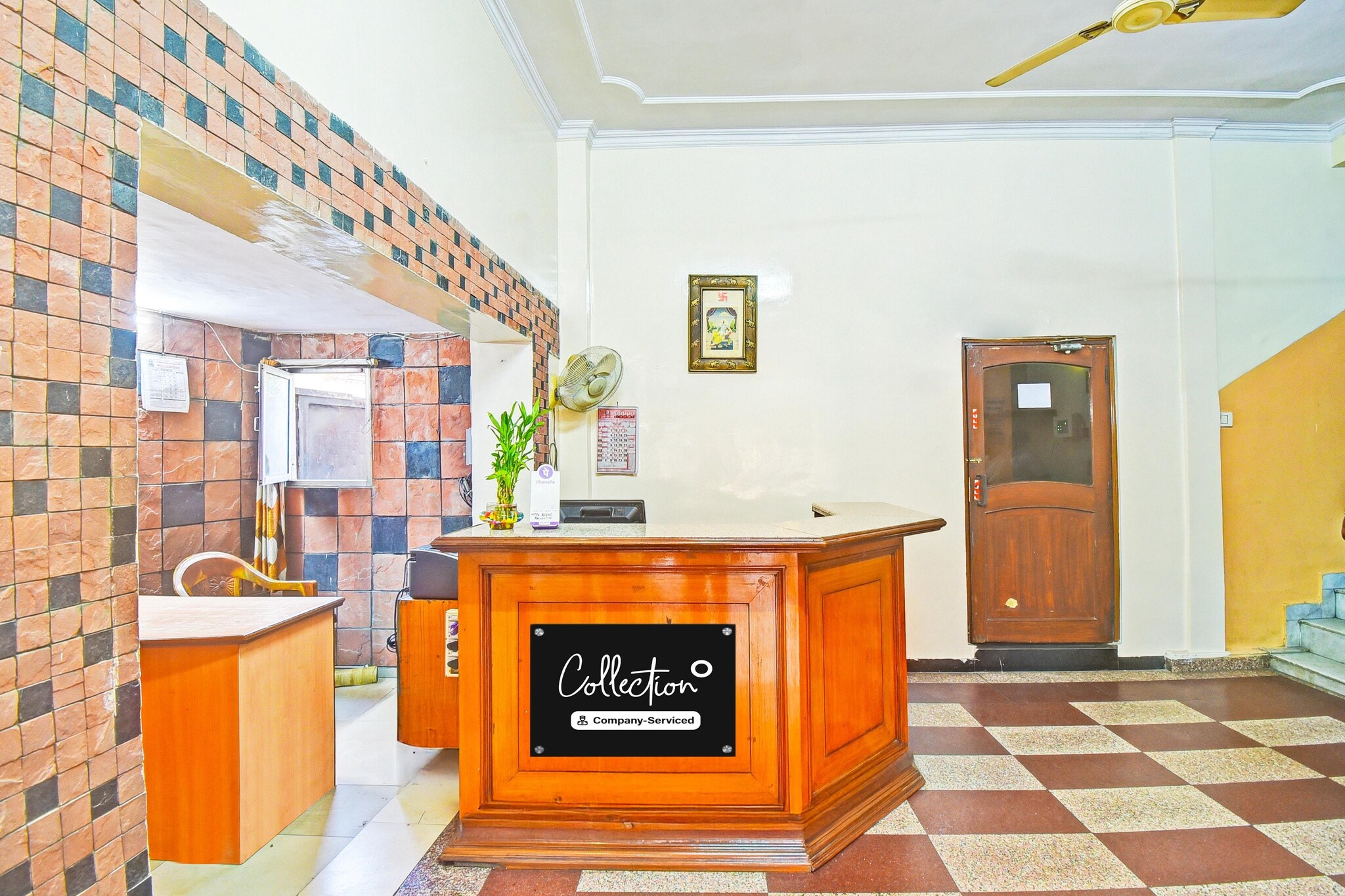 Ground floor: (bedroom(double bed, TV, seating area, air conditioning, Towels incl., telephone, Floor mattress), bathroom(bathtub or shower, shower, washbasin, toilet, shampoo, body soap, hot water), bar, parking, lift)