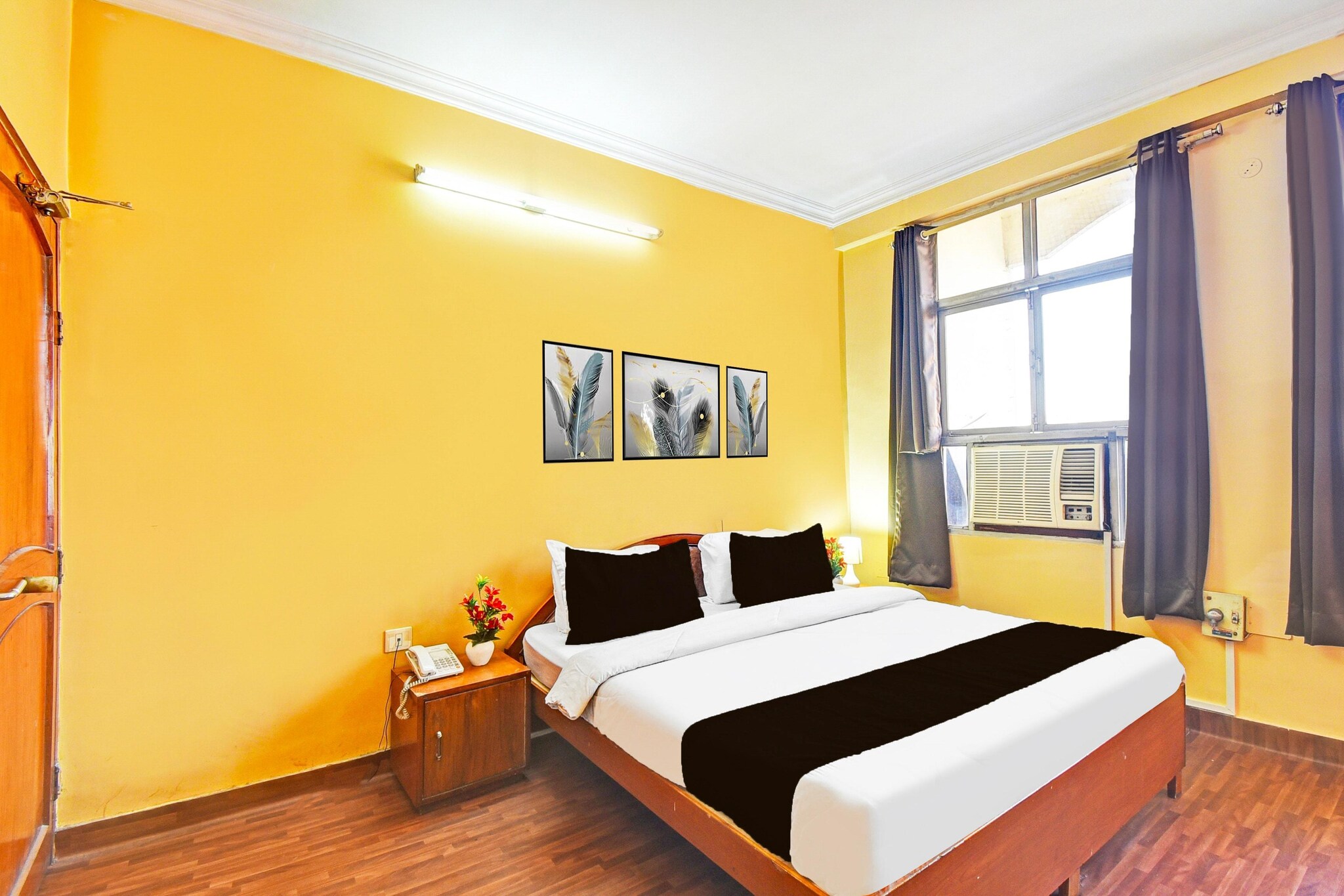 Comfortable Accommodations: Super Collection O Hathroi Market Near Dhuleshwar Garden formerly Hotel Rishi in Jaipur offers family rooms with air-conditioning, private bathrooms, work desks, and free WiFi throughout the property.
Dining Experience: The family-friendly restaurant serves Indian cuisine for lunch and dinner, complemented by an à la carte breakfast. Guests can also enjoy a bar for relaxation.
Convenient Facilities: The hotel features a lounge, lift, 24-hour front desk, shared kitchen, housekeeping service, room service, and luggage storage.
Prime Location: Located 12 km from Jaipur International Airport and a 19-minute walk from Jaipur Railway Station, the hotel is close to attractions such as City Palace (4 km) and Amber Fort (13 km).
Unmarried couples are warmly welcome at this property.
Guests with local ID proof are warmly welcome.
Early Check-In Policy: A full day’s room rate will be charged for check-ins before 6:00 AM. Complimentary early check-in is available between 6:00 AM and 10:00 AM, subject to room availability.
Check-in is only available to guests aged 18 and above. Please provide a government-issued ID to confirm your age.