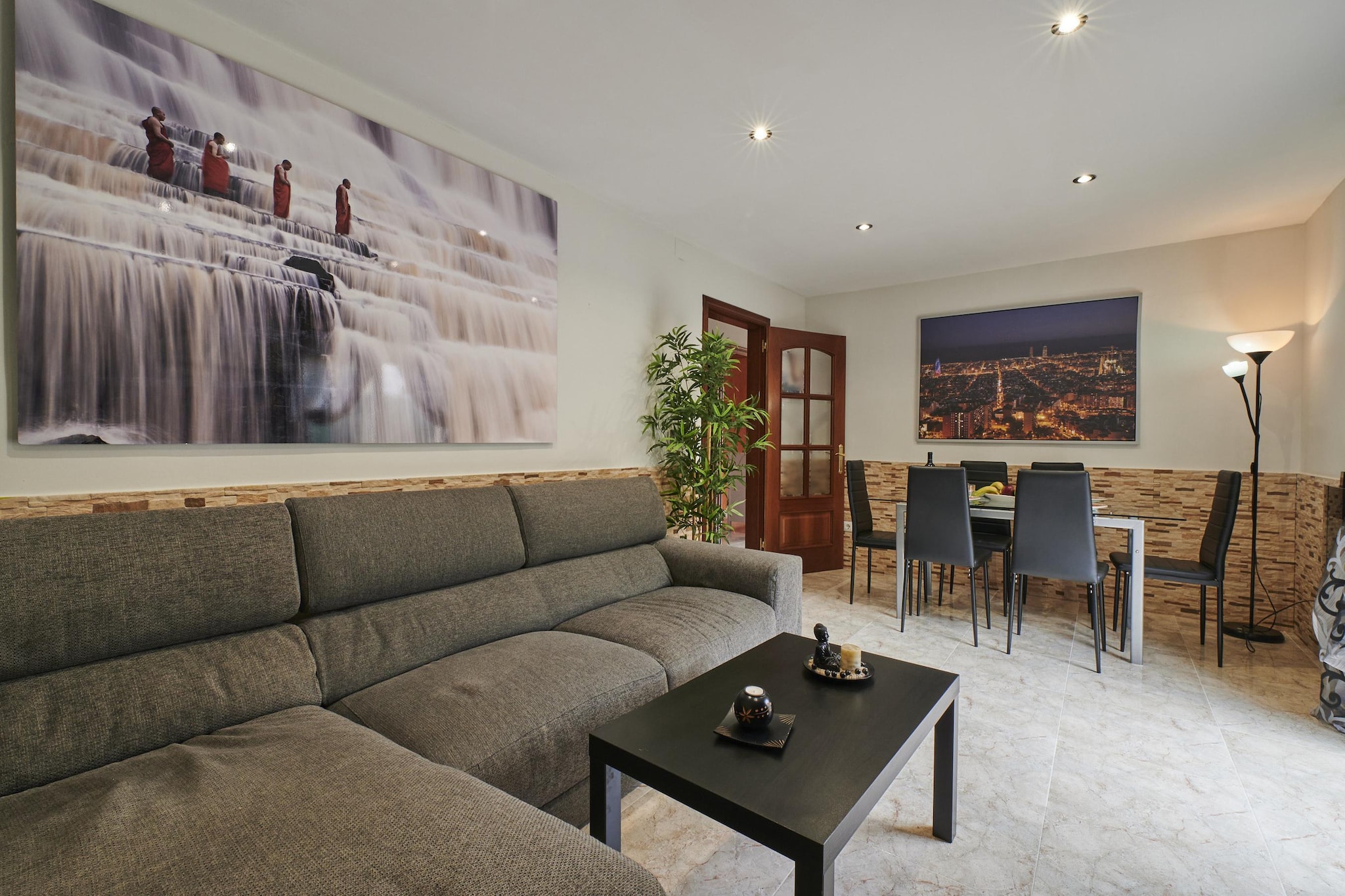 Located in the peaceful residential area of Lloret Blau, this charming 100 m² villa offers a tranquil forest retreat just 7 km from the bustling heart of Lloret de Mar. Designed exclusively for families, the house offers a safe and intimate setting in which to enjoy the best that the Costa Brava has to offer. The property features a bright interior with three comfortable bedrooms – including a master suite with a double bed and a fun bunk room for children – ensuring that everyone has their own space to relax.
The highlight of the house is the private outdoor oasis with a 6 x 3.5 m swimming pool surrounded by spacious terraces. Here you can spend long afternoons sunbathing or barbecuing with the family using the built-in barbecue. The interior is fully equipped for a "home away from home" experience, with a modern kitchen with a dishwasher, microwave and all the necessary cookware. With air conditioning, heating and private parking, the villa is prepared for a comfortable stay in all seasons.
Although you will appreciate the tranquility of the gated property, convenience is never far away; a local bus stop is just 200 metres from your door. Within a short drive you can reach the stunning rocky coves the region is famous for, or explore the local golf courses just 5 km away. Whether you are dining at a seaside restaurant in town or enjoying a quiet evening on your private terrace, this villa serves as an ideal base for a memorable Mediterranean family holiday.