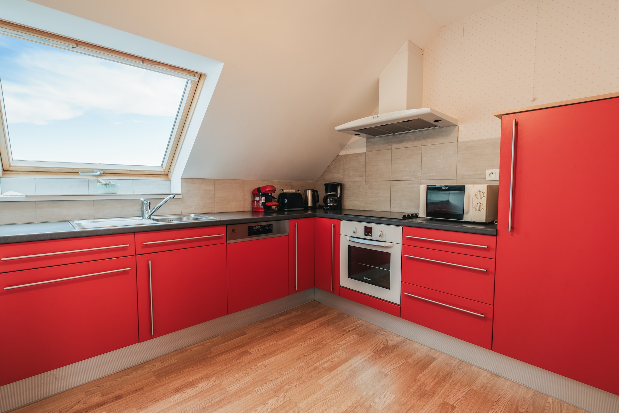 Ground floor: (bedroom(double bed(160 x 200 cm)), bedroom(single bed(90 x 200 cm), single bed(90 x 200 cm), single bed(90 x 200 cm)), bathroom(tumble dryer, shower, washing machine, hairdryer), toilet)\n\nOn the 1st floor: (Living room(TV, seating area), dining room(dining table), open kitchen(electric kettle, toaster, cooker(4 ring stoves, induction), coffee machine(filter), coffee machine(cups), oven, microwave, dishwasher, fridge(+ freezer)), toilet)\n\nheating(electric), terrace, garden furniture, parking, parasol