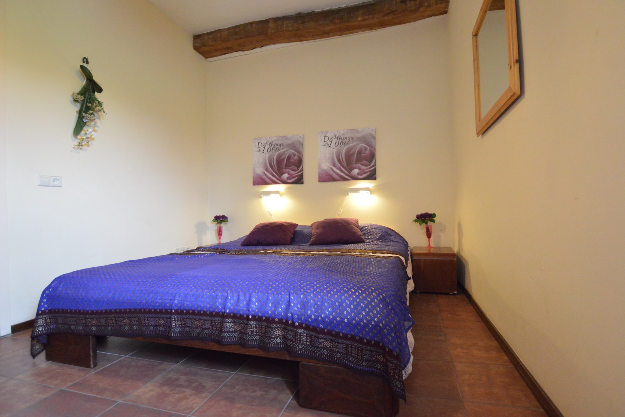 Ground floor: (hallway(toilet), Living room(TV, seating area), open kitchen(coffee machine(filter, pads), oven, microwave, dishwasher, fridge-freezer, dishes and cutlery, Cooking basics))\n\nOn the 1st floor: (bedroom(bunk bed), bedroom(2x single bed(80 x 210 cm)), bathroom(shower, washbasin, toilet))\n\nOn the 2nd floor: (bedroom(2x single bed), bedroom(2x single bed(80 x 210 cm)), bathroom(shower, washbasin, toilet))\n\nterrace, garden(shared with other guests), garden furniture, parking