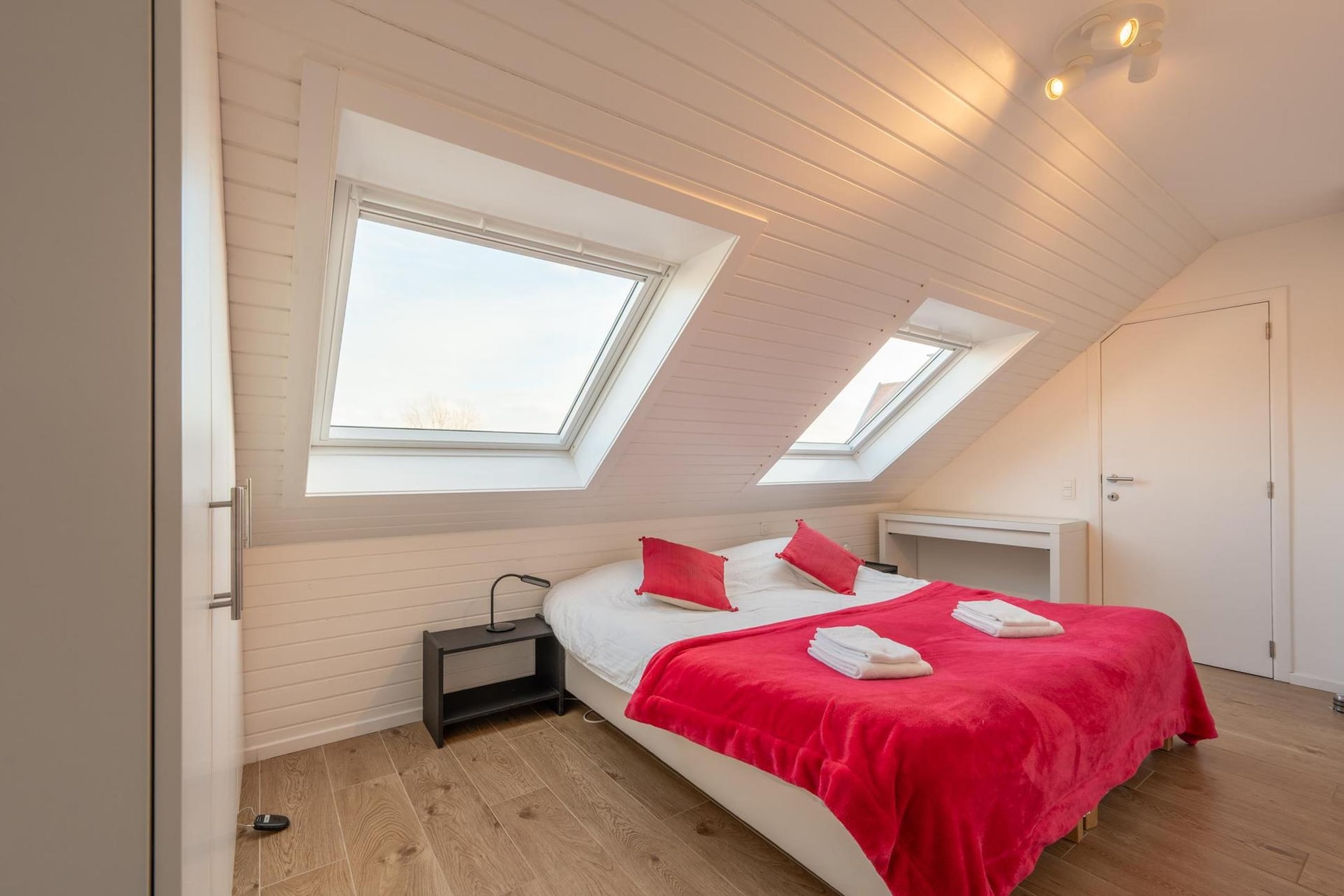 On the 3rd floor: (open kitchen(hob(induction), electric kettle, toaster, coffee machine(espresso), oven, microwave, dishwasher, Blender, Hand blender), Living/diningroom(TV(digital), dining table, seating area), bedroom(double bed(180 x 200 cm)), bedroom(double bed(140 x 200 cm)), bedroom(single bed(90 x 200 cm)), bathroom(shower, washbasin, toilet), bathroom(shower, washbasin, toilet), bathroom(shower, washbasin))\n\nInternet access, tumble dryer, washing machine, patio, terrace, bicycle storage, iron, Sea view