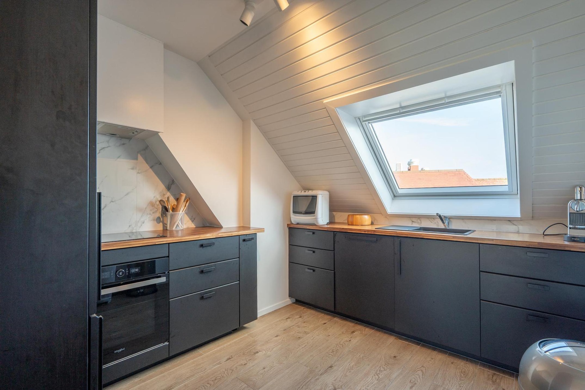 Experience this elegant apartment on the third floor of a residential complex with its prime location along Oostende’s vibrant waterfront. With wide, open sea views stretching before you, mornings begin slowly, afternoons invite unhurried seaside walks, and evenings settle into an easy coastal rhythm.

Designed comfortably for up to 5 guests, the apartment’s layout suits friends travelling together or couples sharing a getaway. There are three inviting bedrooms: two furnished with a double bed each, and the third with a single bed, ideal for flexible sleeping arrangements. The living room is bright and welcoming, filled with generous seating and a TV, and a balcony with a sea view that brings fresh briny air in. The kitchen is well-equipped for relaxed breakfasts or simple evening meals, while the shared bathroom includes all daily essentials. Wi-Fi, parking and a washing machine make longer stays convenient and effortless.

Discover Ostend at a leisurely pace, where highlights like the Albert Promenade, Kursaal Oostende, Mercator, and Leopoldpark are all within walking distance. The harbour quarter tempts with seafood restaurants, cozy bistros, and fine dining options. Nearby bakeries and shops simplify mornings, and excellent tram and train links make getting around effortless. With the beach just outside, spontaneous seaside moments are part of daily life.

Blending location, comfort, and coastal elegance, this waterfront retreat is perfectly suited for friends or couples looking to experience the charm of Oostende at its best.