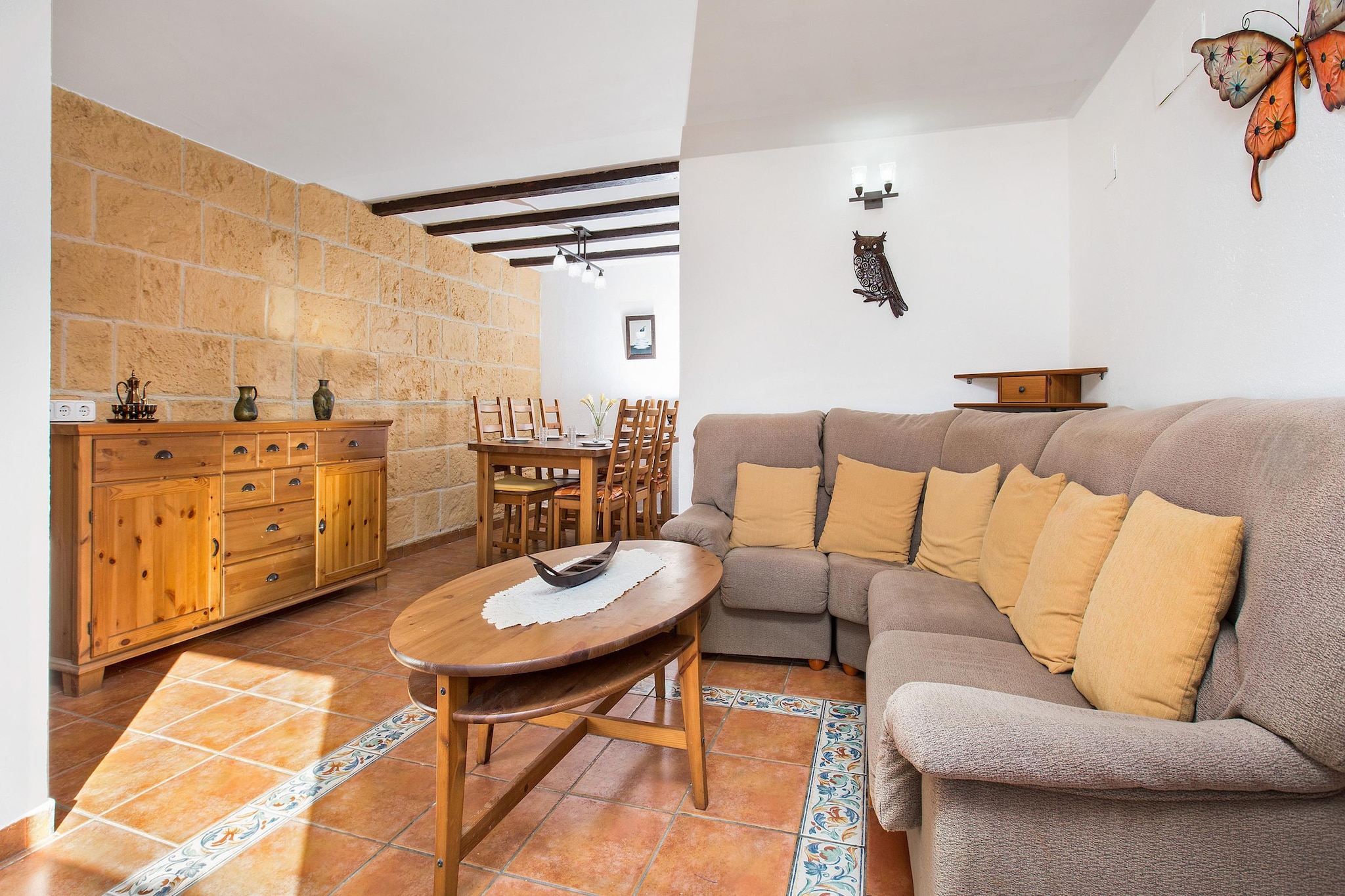 Discover the perfect balance between mountain tranquility and coastal fun in this cozy 130 m² villa, located in a quiet residential area just 9 km from the vibrant center and beaches of Lloret de Mar. This home is specifically designed for families seeking a relaxing holiday on the Costa Brava. The property is divided into two independent levels, including a self-contained apartment on the lower floor, making it an excellent choice for extended families or those who want a little extra privacy during their stay.

Outdoor living centers around a private swimming pool and a fully covered barbecue area, where you can enjoy local Mediterranean dishes while enjoying the beautiful mountain views. The fenced 830 m² plot provides a safe and spacious garden for children to play in, as well as convenient on-site parking for two vehicles. Inside, the main floor features an inviting living-dining room with fireplace, a fully equipped kitchen and three comfortable bedrooms. The independent sub-apartment offers its own living room, kitchenette and double bedroom, providing a flexible and functional layout.

While you'll enjoy total peace at home, the stunning Cala Canyelles is just a short drive away. This crystal-clear bay is a hub for water sports such as kayaking and parasailing, as well as home to excellent seaside restaurants serving authentic paella. For a cultural day trip, the medieval walled town of Tossa de Mar is nearby, offering a historic castle and charming cobbled streets to explore. With high-speed Wi-Fi and optional air conditioning, this villa is a tranquil and well-equipped retreat for your next family holiday.