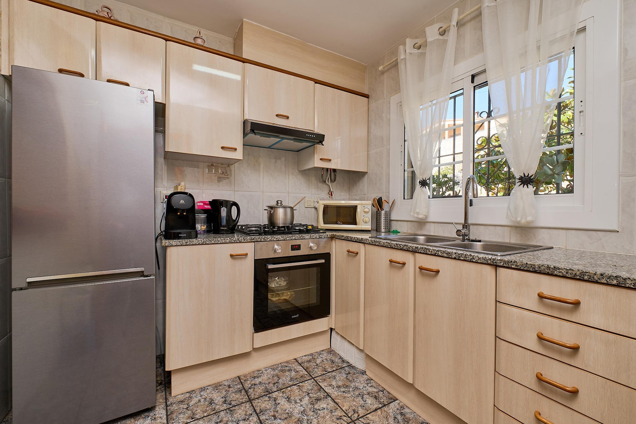 Ground floor: (Kitchenette(hob(ceramic), oven), Living/diningroom(TV, dining table, seating area), bedroom(double bed(130 x 180 cm)), bathroom(shower, washbasin, toilet))\n\nOn the 1st floor: (Kitchen(hob(gas), toaster, coffee machine, oven, microwave, fridge, freezer, dishes and cutlery), Living/diningroom(TV, fireplace, seating area), bedroom(double bed(140 x 190 cm)), bedroom(double bed), bedroom(single bed, single bed), bathroom(bath tub, washbasin, toilet), toilet(toilet))\n\nInternet access, washing machine, air conditioning, terrace, garden, BBQ, parking, swimming pool(private), iron, Mountain view