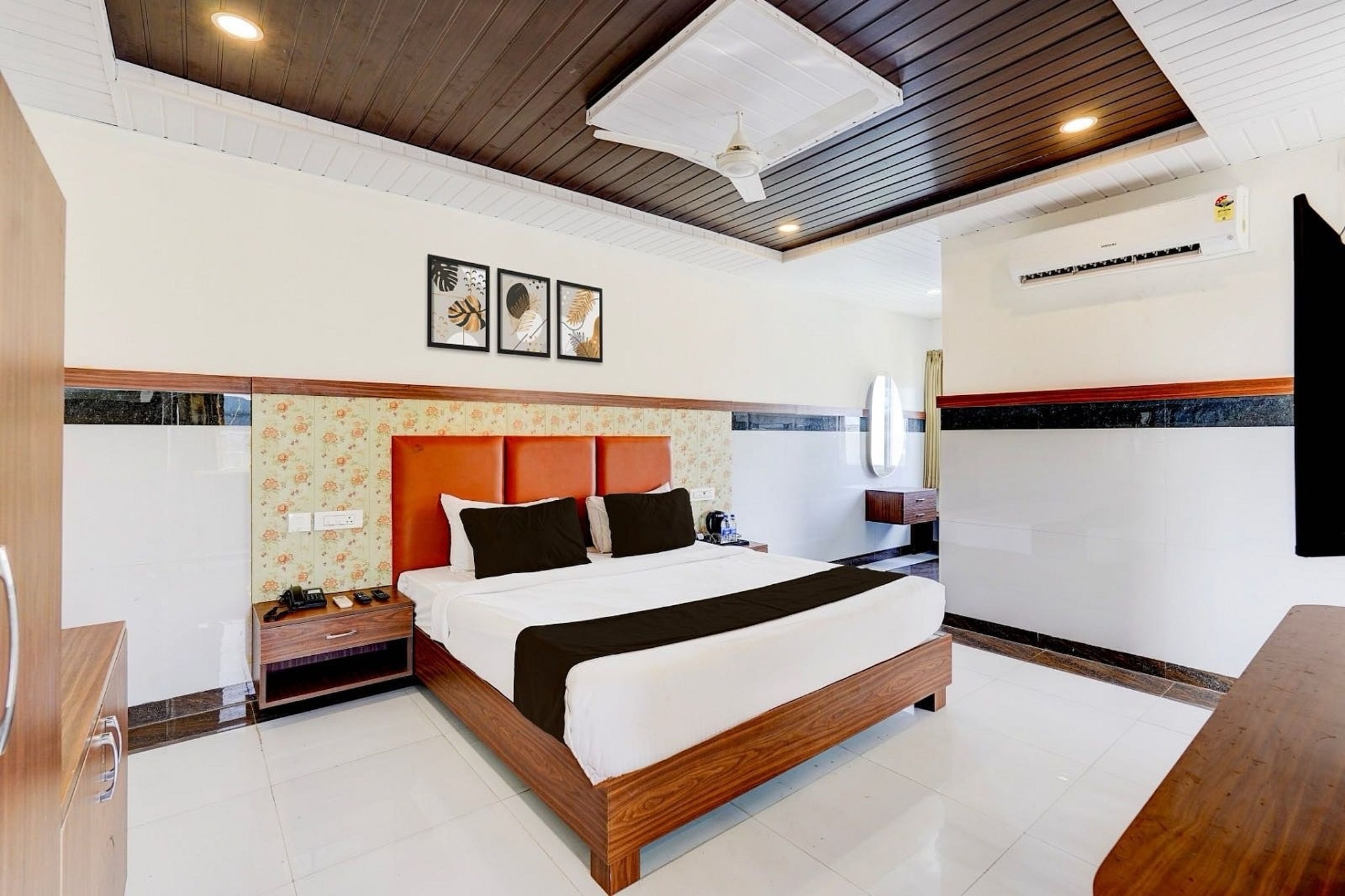 Comfortable Accommodations: Hotel O Kurnool City Railway Junction Formerly Diamond Court in Kurnool offers family rooms with air-conditioning, private bathrooms, work desks, and seating areas. Each room includes free WiFi, a TV, and free toiletries. Convenient Facilities: Guests benefit from a 24-hour front desk, daily housekeeping service, room service, and luggage storage. The hotel provides free WiFi throughout the property, ensuring connectivity for all visitors. Prime Location: Situated 26 km from Kurnool Airport, the hotel is located in Ramalingeswara Nagar, Mamidalapadu. English and Hindi are spoken at the property, catering to a diverse range of guests.
Unmarried couples are warmly welcome at this property.
Guests with local ID proof are warmly welcome.
Foreign guests are welcome and allowed to stay at this property without any restrictions
Early Check-In Policy: A full day’s room rate will be charged for check-ins before 6:00 AM. Complimentary early check-in is available between 6:00 AM and 10:00 AM, subject to room availability.
Check-in is only available to guests aged 18 and above. Please provide a government-issued ID to confirm your age.