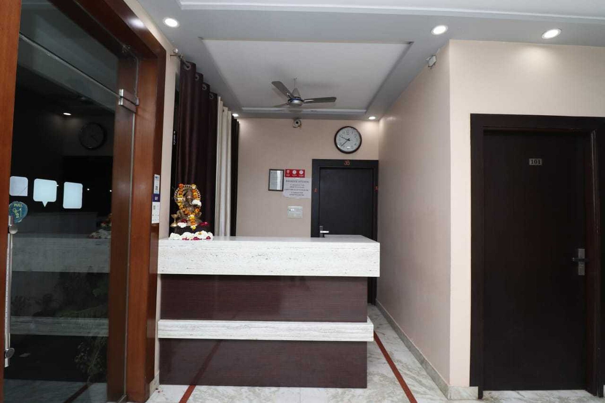 Ground floor: (bedroom(double bed, TV, seating area, air conditioning, telephone, Floor mattress), bathroom(bathtub or shower, shower, washbasin, toilet, Towels incl., shampoo, body soap, hot water), lift)