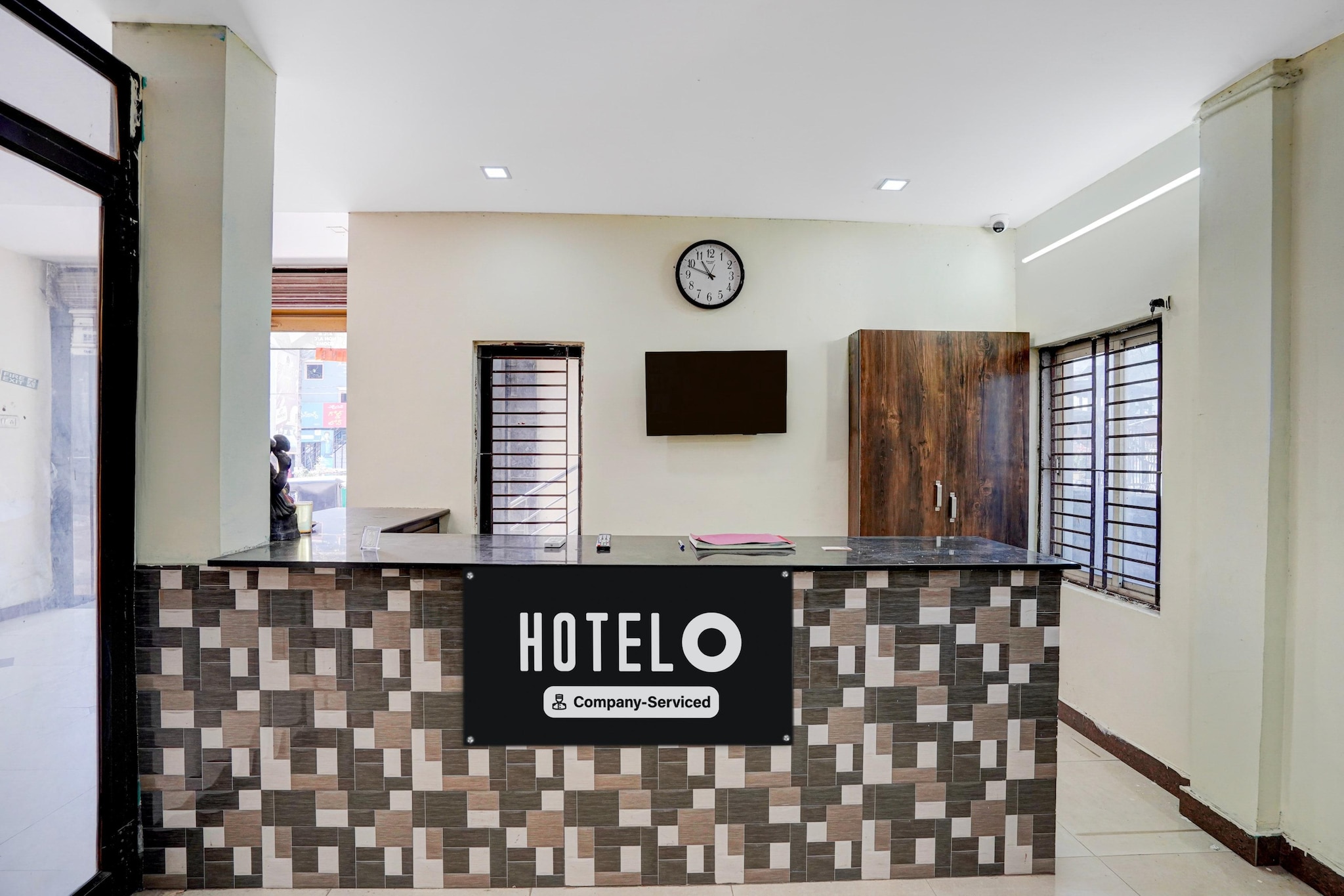 Ground floor: (bedroom(double bed, TV, seating area, air conditioning, telephone, Floor mattress), bathroom(bathtub or shower, shower, washbasin, toilet, Towels incl., shampoo, body soap, hot water), lift)
