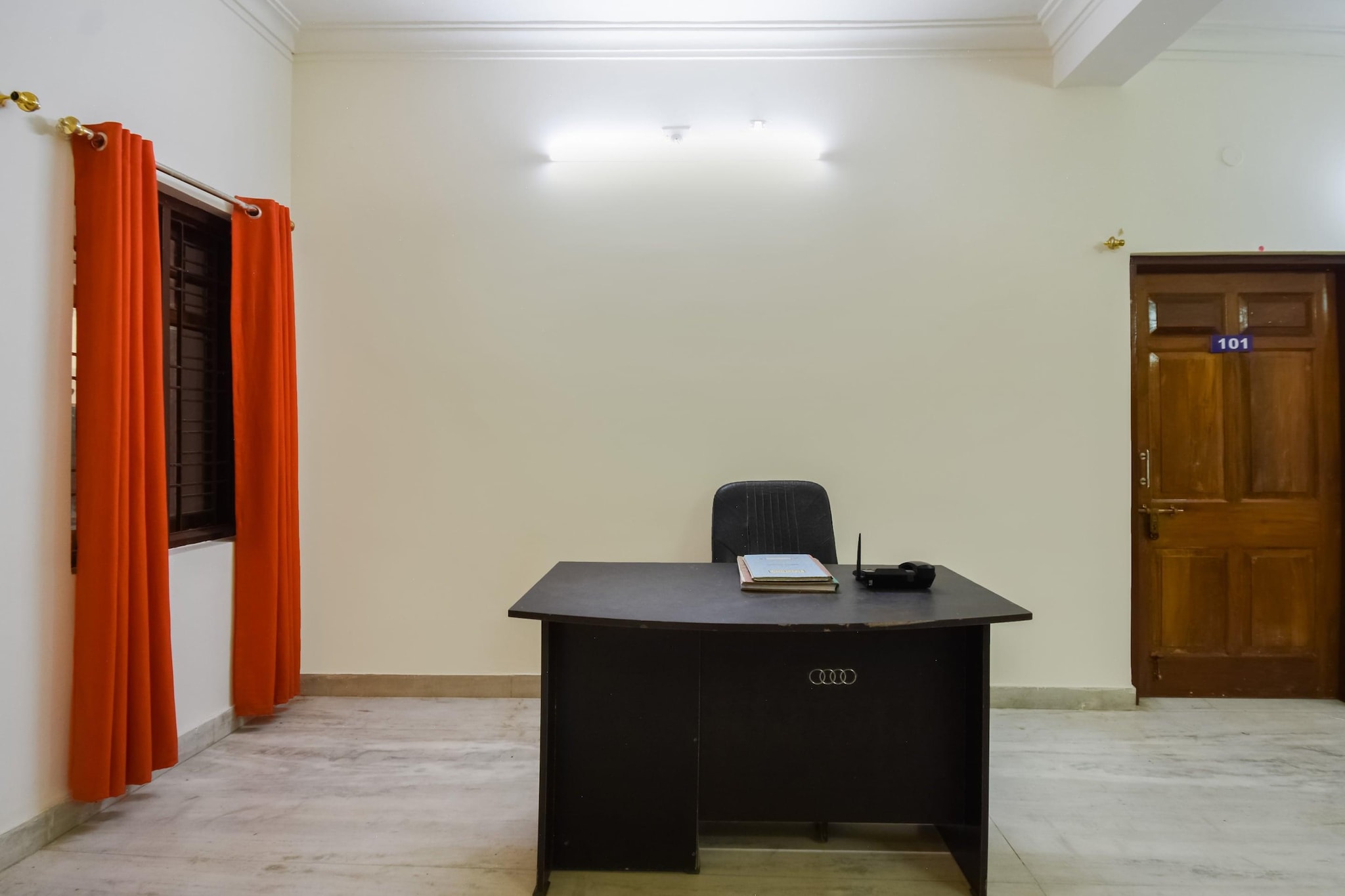 Ground floor: (bedroom(double bed, TV, seating area, air conditioning, telephone, Floor mattress), bathroom(bathtub or shower, shower, washbasin, toilet, Towels incl., shampoo, body soap, hot water), Parking)