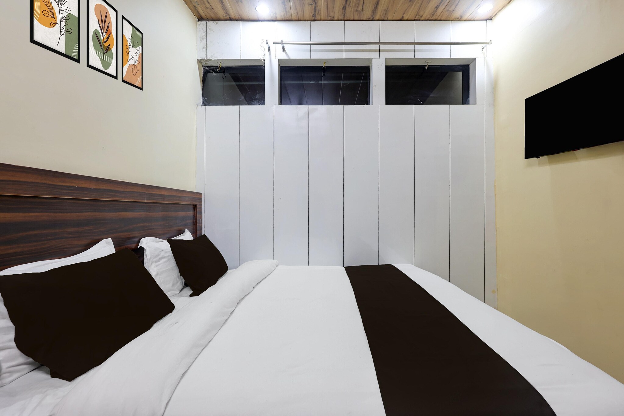 Enjoy a comfortable and hassle-free experience at our thoughtfully designed property. Each room is equipped with modern amenities, cozy bedding, and elegant decor to make you feel right at home. Located conveniently with easy access to public transport and major attractions, it's perfect for both business and leisure travelers. Cleanliness and guest comfort are our top priorities, and our team is available 24/7 to assist you throughout your stay.

 Early Check-In Policy: A full day’s room rate will be charged for check-ins before 6:00 AM. Complimentary early check-in is available between 6:00 AM and 10:00 AM, subject to room availability.
Check-in is only available to guests aged 18 and above. Please provide a government-issued ID to confirm your age.
Unmarried couples are warmly welcome at this property.
Guests with local ID proof are warmly welcome.
Complimentary early check-in – Subject to availability.