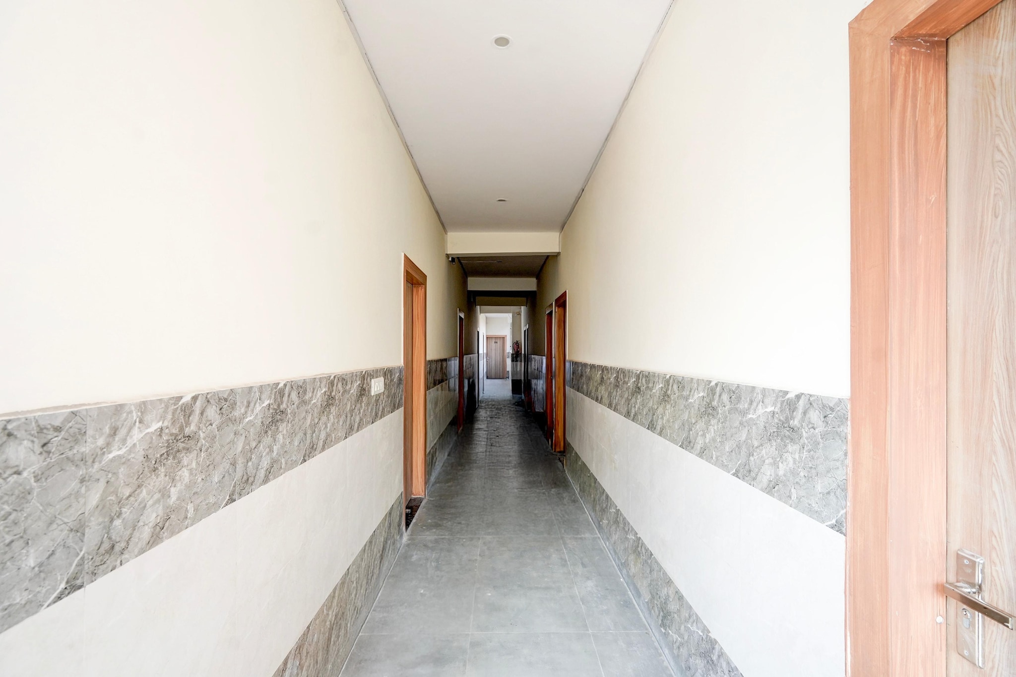Ground floor: (bedroom(double bed, TV, seating area, air conditioning, telephone, Floor mattress), bathroom(bathtub or shower, shower, washbasin, toilet, Towels incl., shampoo, body soap, hot water), lift)