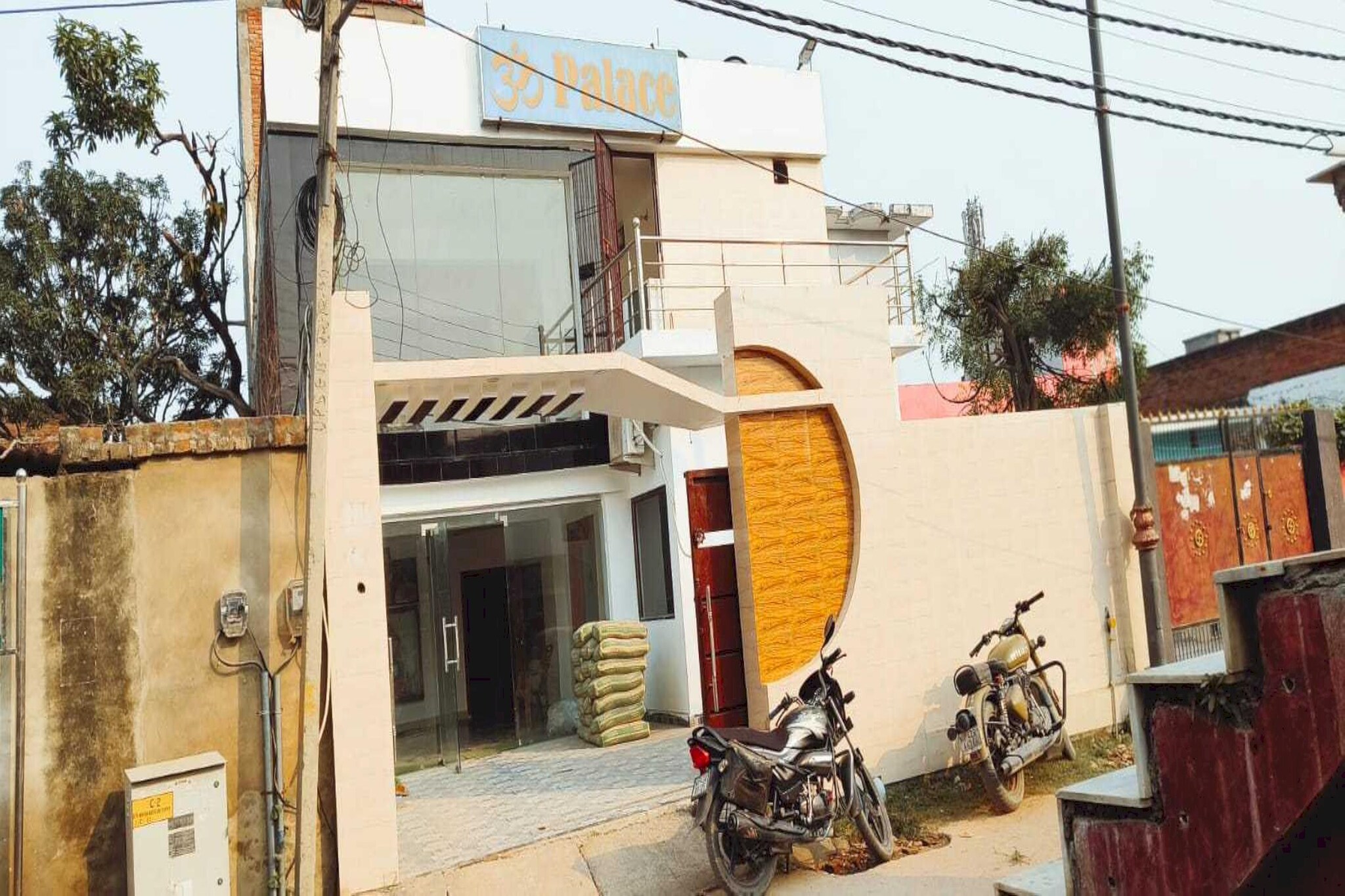 Ground floor: (bedroom(double bed, TV, seating area, air conditioning, telephone, Floor mattress), bathroom(bathtub or shower, shower, washbasin, toilet, Towels incl., shampoo, body soap, hot water))