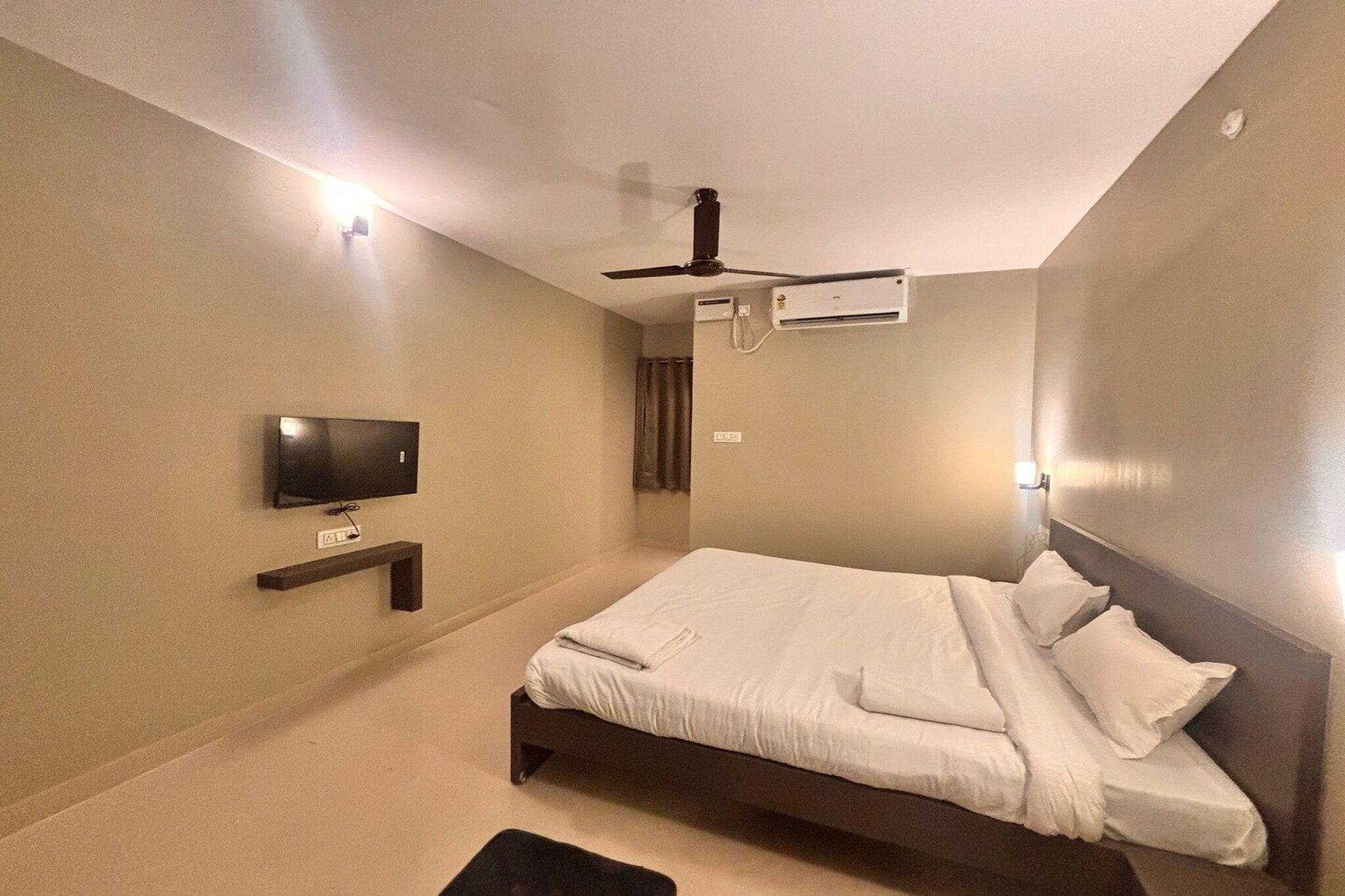 Comfortable Accommodations: Hotel White Lily in Guwahati offers family rooms with air-conditioning, private bathrooms, and dining areas. Each room includes a TV, shower, and dining table, ensuring a pleasant stay.
Essential Facilities: Guests can enjoy a terrace and free WiFi throughout the property. Additional amenities include room service, free on-site private parking, and a dining area, catering to all needs.
Convenient Location: Located 3 km from Lokpriya Gopinath Bordoloi International Airport, the hotel is near attractions such as Kamakhya Temple (19 km), Accoland (5 km), and Guwahati Station (21 km). Reception staff speak Hindi.
Check-in is only available to guests aged 18 and above. Please provide a government-issued ID to confirm your age.
Unmarried couples are warmly welcome at this property.
Guests with local ID proof are warmly welcome.
Complimentary early check-in – Subject to availability.