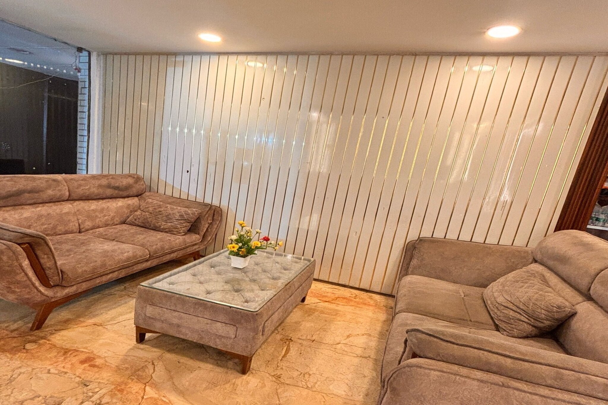 Ground floor: (bedroom(double bed, TV, seating area, air conditioning, telephone, Floor mattress), bathroom(bathtub or shower, shower, washbasin, toilet, Towels incl., shampoo, body soap, hot water))
