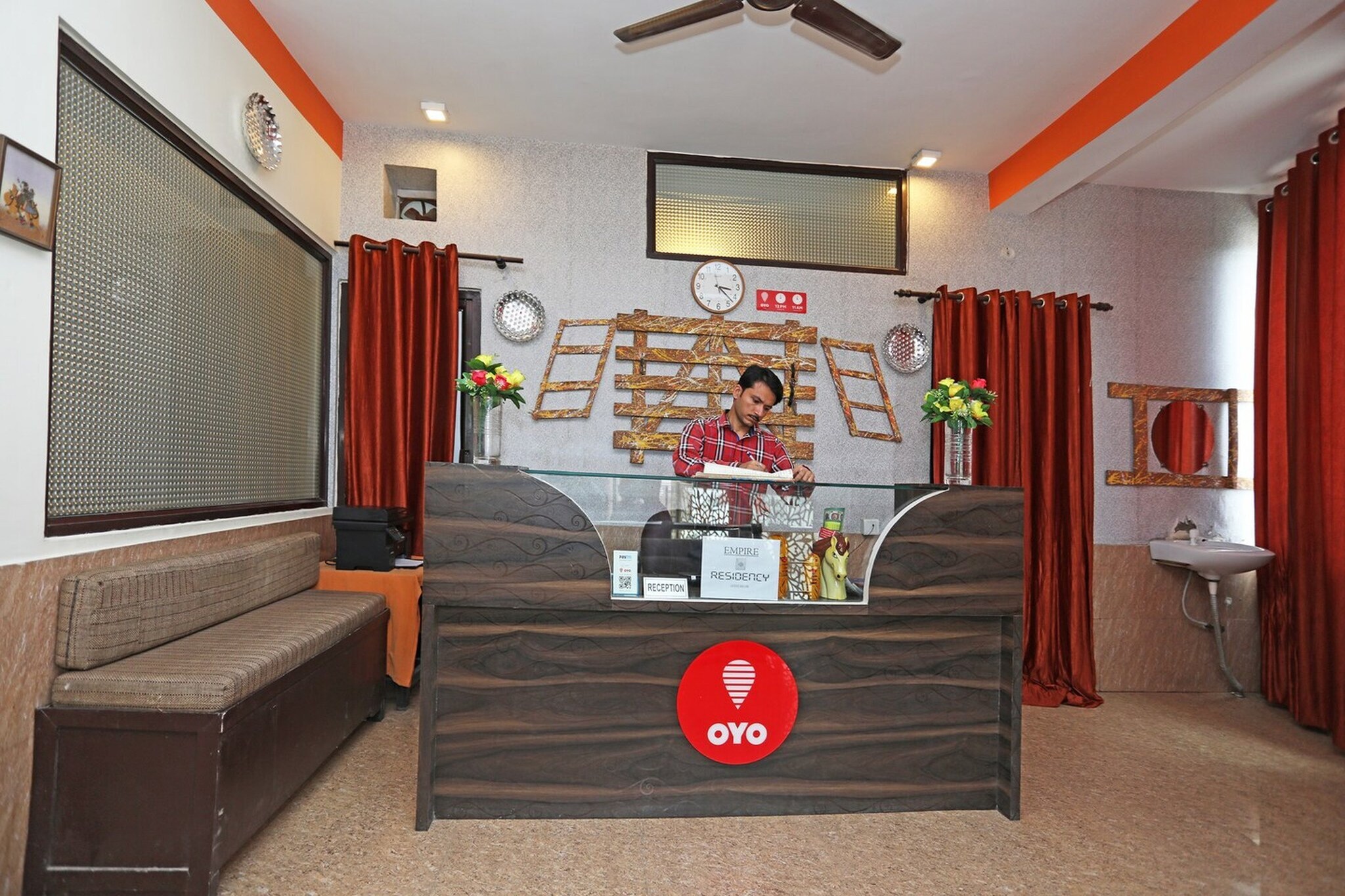 Ground floor: (bedroom(double bed, TV, seating area, air conditioning, telephone, Floor mattress), bathroom(bathtub or shower, shower, washbasin, toilet, Towels incl., shampoo, body soap, hot water), parking)