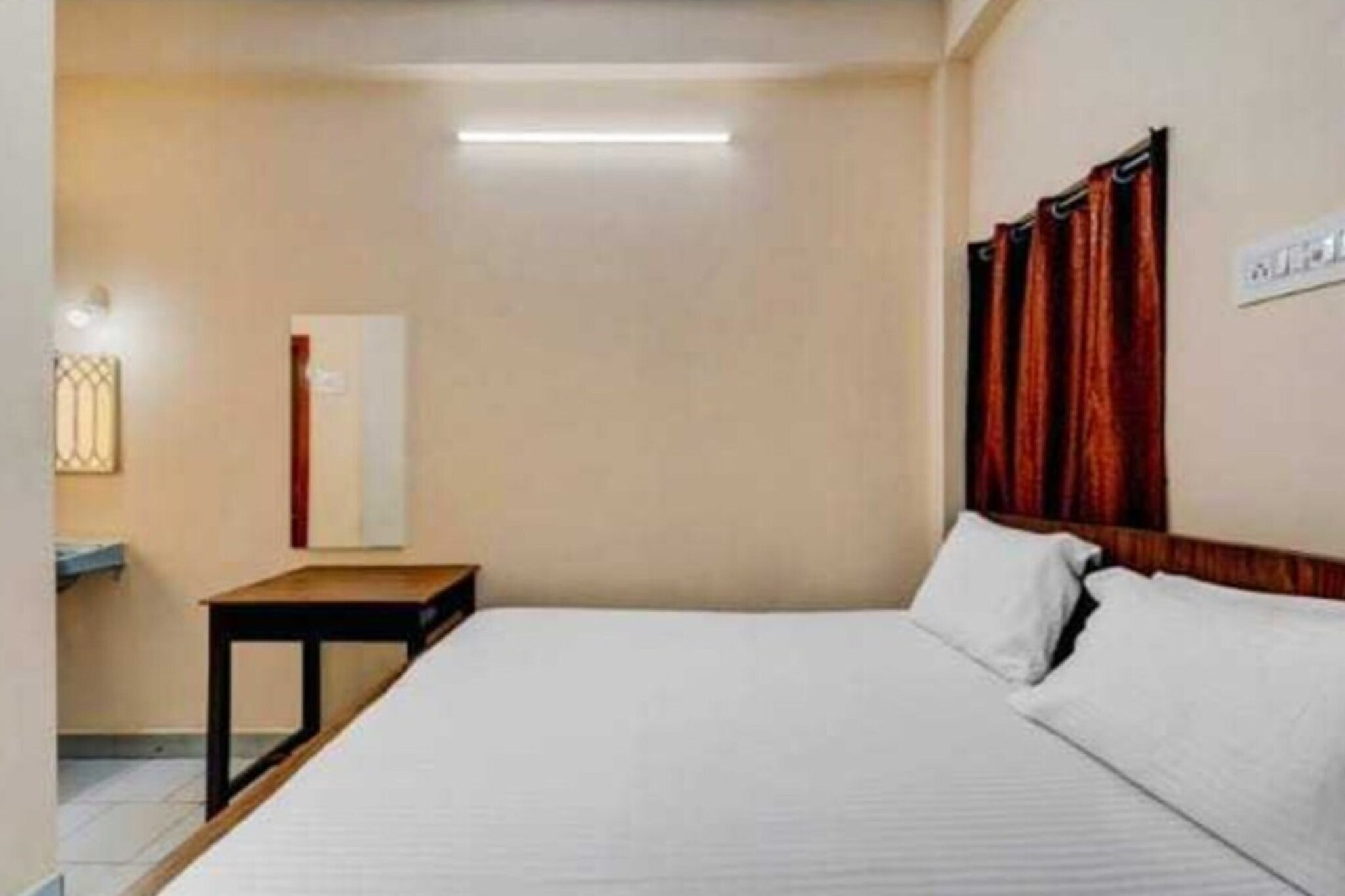 Collection O Gummidipundi Bus Terminal Chennai Formerly Dass Residency is offering accommodation in Gummidipūndi. Featuring a restaurant, the 3-star hotel has air-conditioned rooms with free WiFi, each with a private bathroom. The accommodation offers room service, a 24-hour front desk and luggage storage for guests. At the hotel, all rooms include a desk. All guest rooms at Collection O Gummidipundi Bus Terminal Chennai Formerly Dass Residency come with a seating area and a flat-screen TV with satellite channels.
Early Check-In Policy: A full day’s room rate will be charged for check-ins before 6:00 AM. Complimentary early check-in is available between 6:00 AM and 10:00 AM, subject to room availability.
Check-in is only available to guests aged 18 and above. Please provide a government-issued ID to confirm your age.
Unmarried couples are warmly welcome at this property.
Foreign guests are welcome and allowed to stay at this property without any restrictions