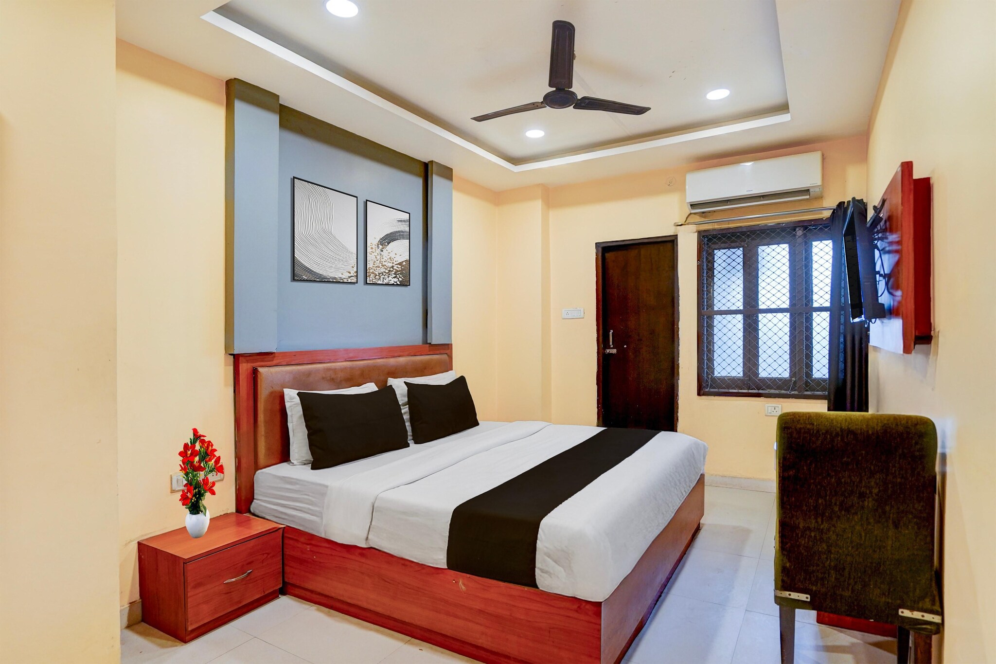 Comfortable Accommodations: Super Collection O Swarna Banquet Bhu Rd in Varanasi offers air-conditioned rooms with private bathrooms, work desks, and free WiFi. Each room includes a seating area, TV, and free toiletries. Dining and Amenities: Guests can enjoy meals at the on-site restaurant and utilise the children's playground. Additional facilities include a lift, housekeeping service, room service, and meeting rooms. Free on-site parking is available. Prime Location: Located 34 km from Lal Bahadur Shastri International Airport, the hotel is 1.9 km from Banaras Hindu University. Nearby attractions include Sri Sankata Mochan Hanuman Temple (4.3 km) and Assi Ghat (6 km). A supermarket is in the surroundings.
Unmarried couples are warmly welcome at this property.
Early Check-In Policy: A full day’s room rate will be charged for check-ins before 6:00 AM. Complimentary early check-in is available between 6:00 AM and 10:00 AM, subject to room availability.
Check-in is only available to guests aged 18 and above. Please provide a government-issued ID to confirm your age.