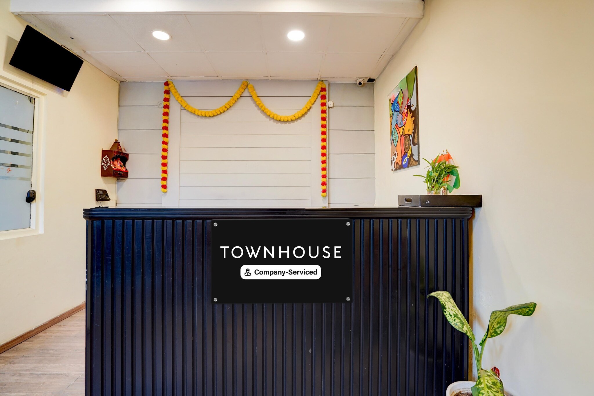 Ground floor: (bedroom(double bed, TV, seating area, air conditioning, telephone, Floor mattress), bathroom(bathtub or shower, shower, washbasin, toilet, Towels incl., shampoo, body soap, hot water))
