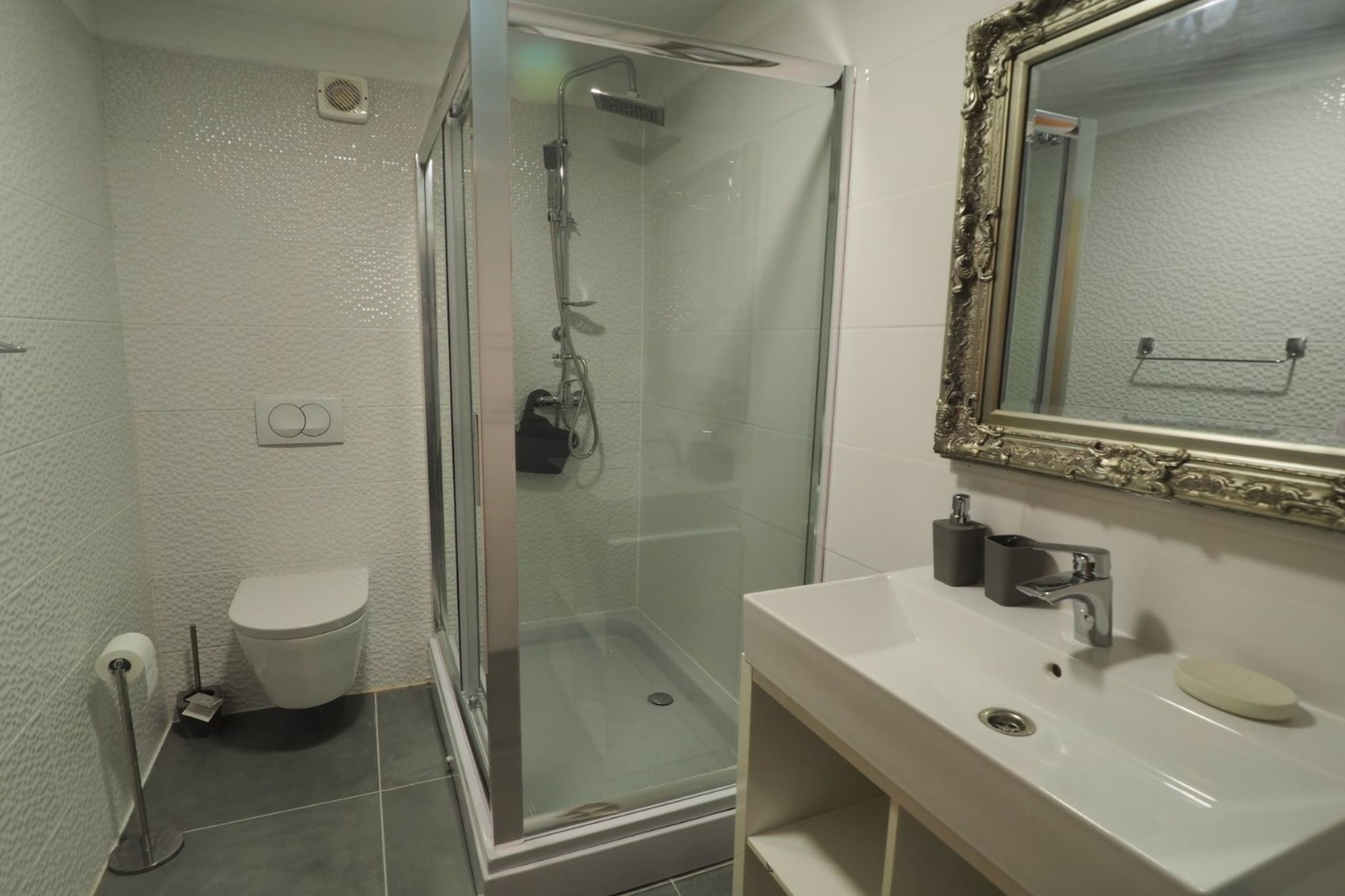 Apartments & Rooms Latin - Two Bedroom Apartment with  Balcony and Garden View - Bathroom