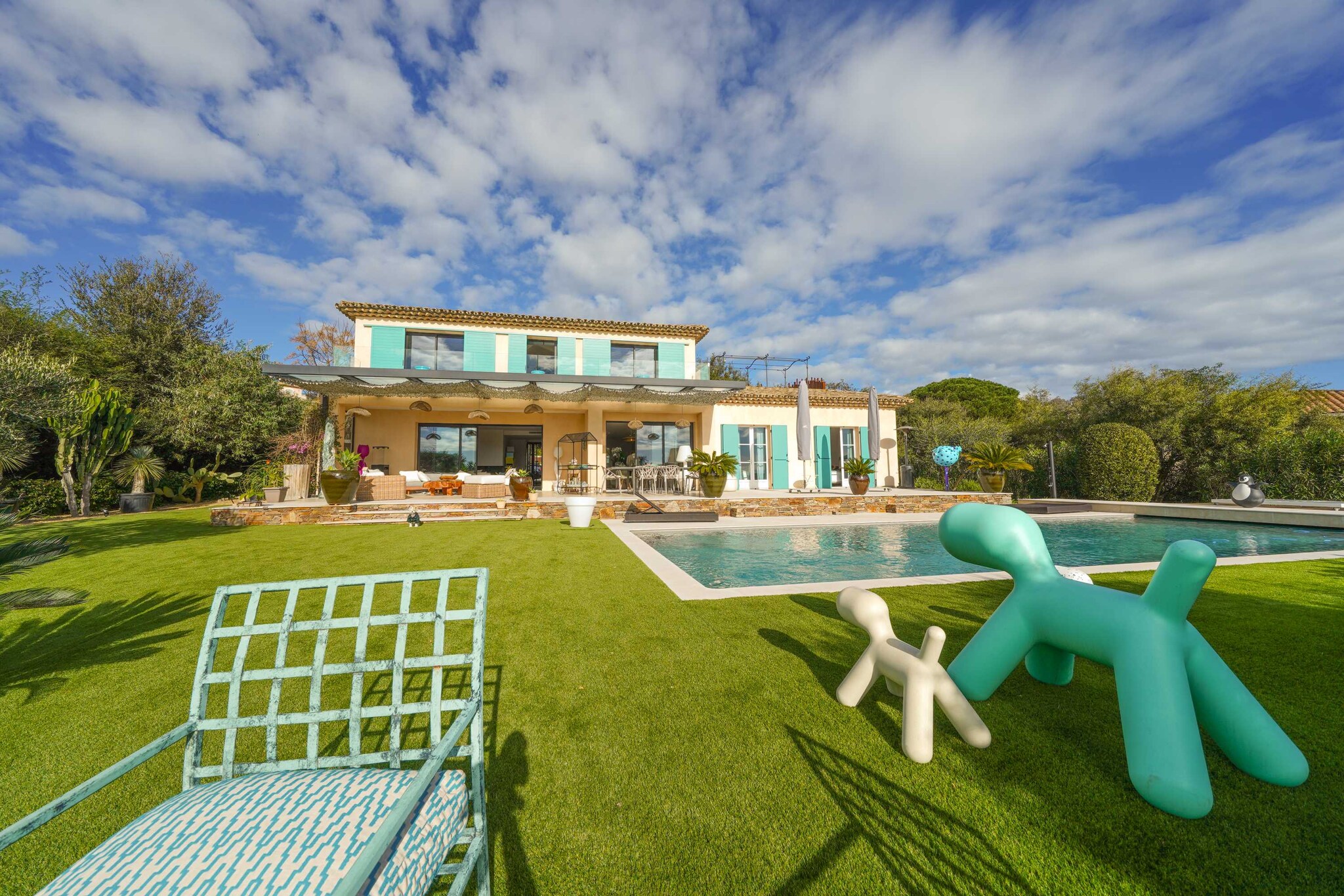 📌 Checkmyguest presents a stunning villa near the sea in Grimaud. Spacious, modern, and welcoming, it features a large garden perfect for relaxing with family or friends. Located in a calm and sunny area, close to the beaches, Grimaud port, and Saint-Tropez, it offers the ideal setting to enjoy the French Riviera.
