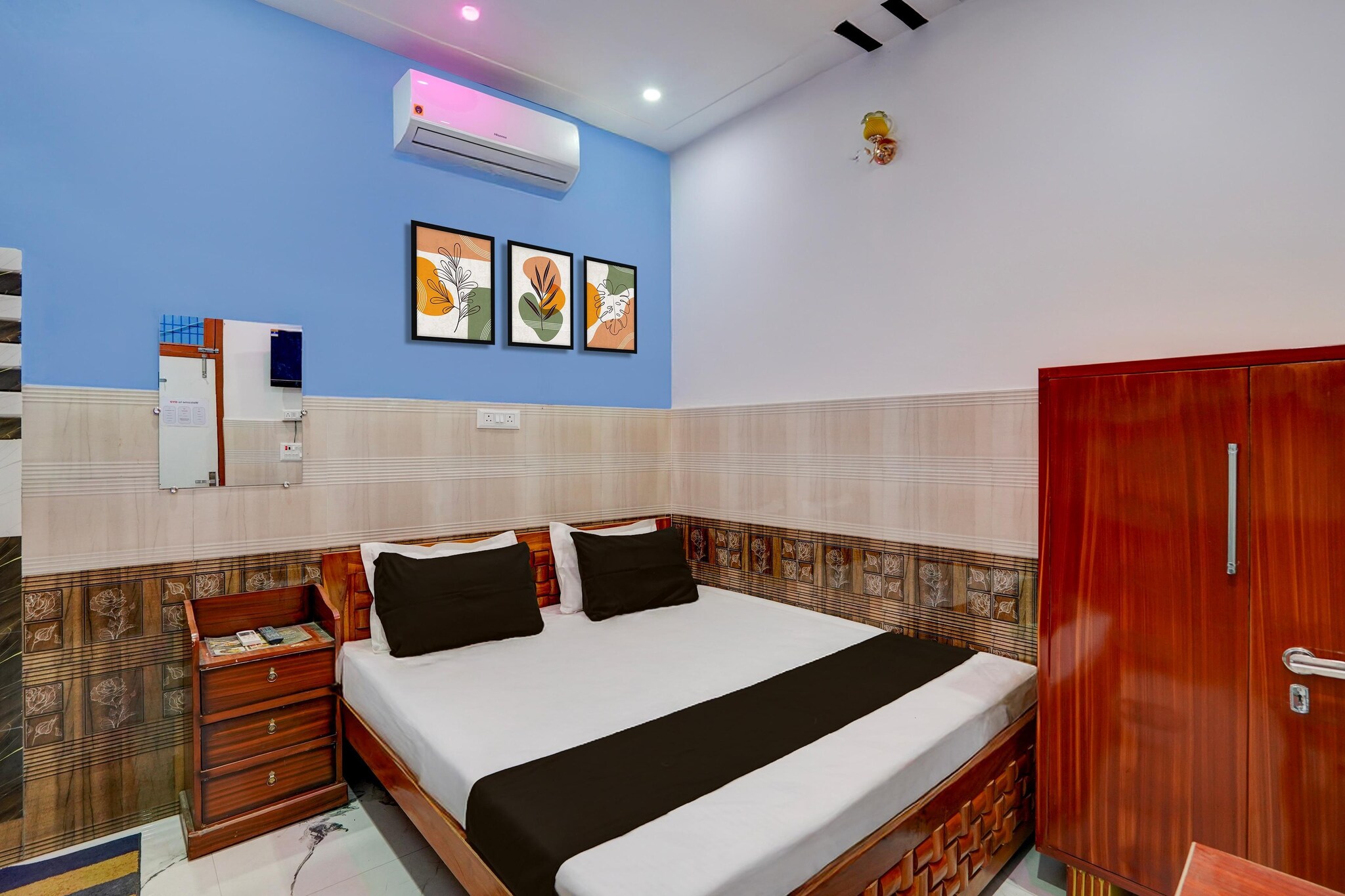 Set within less than 1 km of Ram Mandir and 8.3 km of Faizabad Railway Station, Hotel O Raj Ghat Ayodhya Formerly Shree Siya Raman offers rooms with air conditioning and a private bathroom in Ayodhya. This 3-star hotel offers room service, a 24-hour front desk and free WiFi. The hotel features family rooms. The units at the hotel come with a seating area, a flat-screen TV with satellite channels and a private bathroom with free toiletries and a bath or shower. All units feature a desk. Ayodhya Airport is 7 km away.

Unmarried couples are warmly welcome at this property.
Guests with local ID proof are warmly welcome.
Complimentary early check-in – Subject to availability.