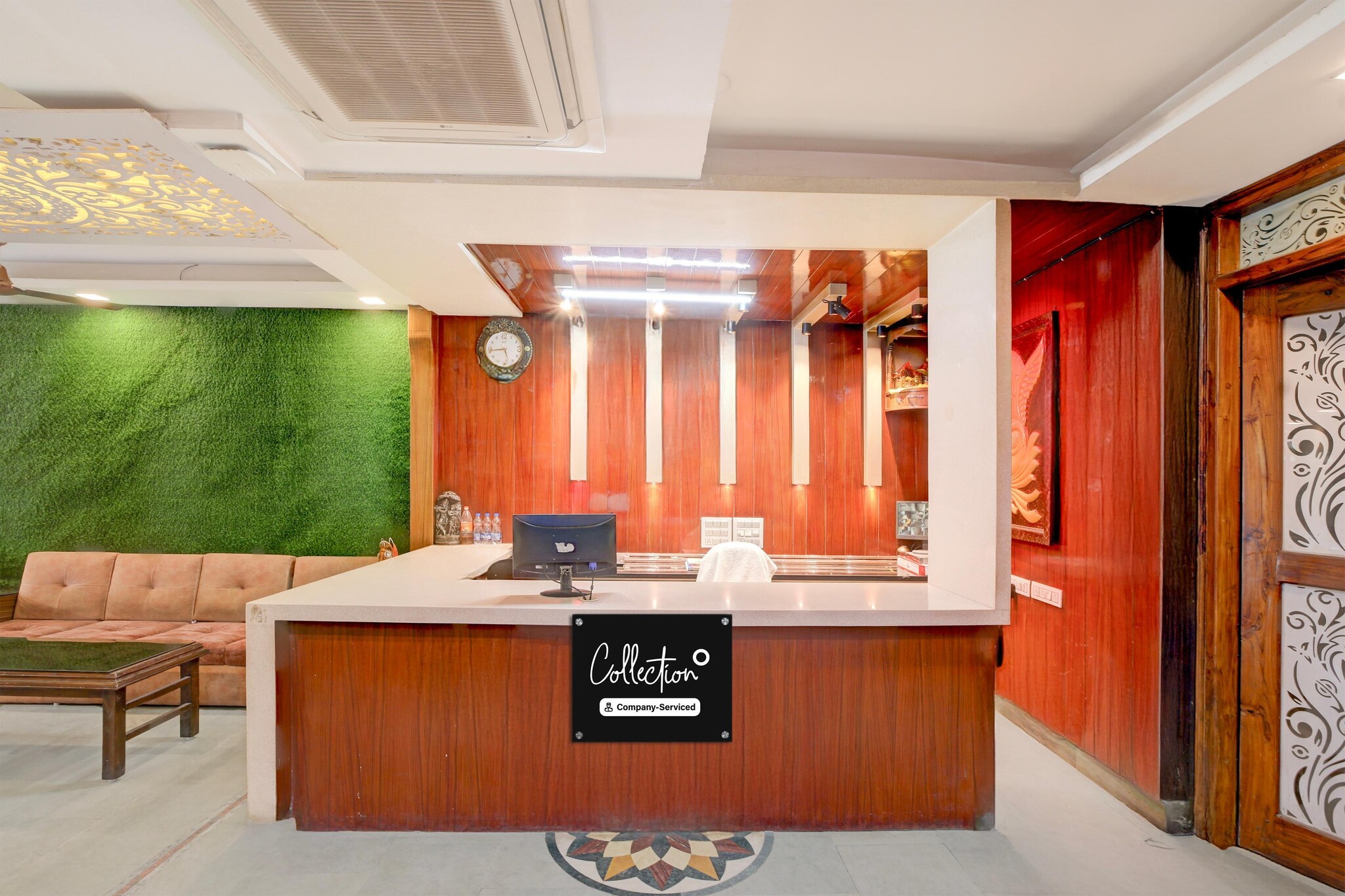 Ground floor: (bedroom(double bed, TV, seating area, air conditioning, telephone, Floor mattress), bathroom(bathtub or shower, shower, washbasin, toilet, Towels incl., shampoo, body soap, hot water), parking, lift, lift)