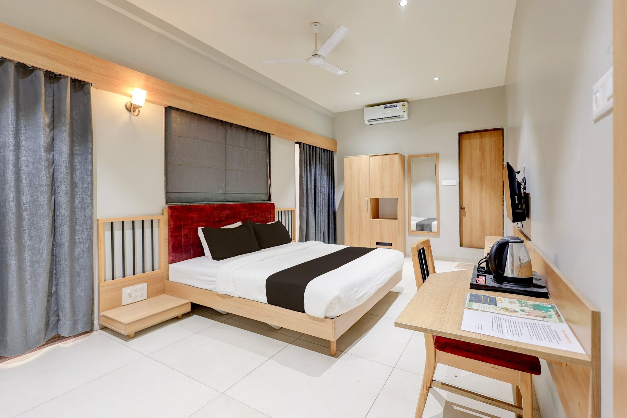 Townhouse OAK Saspade Road Satara Formerly Matoshree Palace is set in Satara. This 4-star hotel offers room service, a 24-hour front desk and free WiFi. The hotel features family rooms.
The units at the hotel come with a seating area, a flat-screen TV with satellite channels and a private bathroom with free toiletries and a bath or shower. All guest rooms at Townhouse OAK Saspade Road Satara Formerly Matoshree Palace feature air conditioning and a desk.
Kolhapur Airport is 112 km away.
Unmarried couples are warmly welcome at this property.
Guests with local ID proof are warmly welcome.
Complimentary early check-in – Subject to availability.