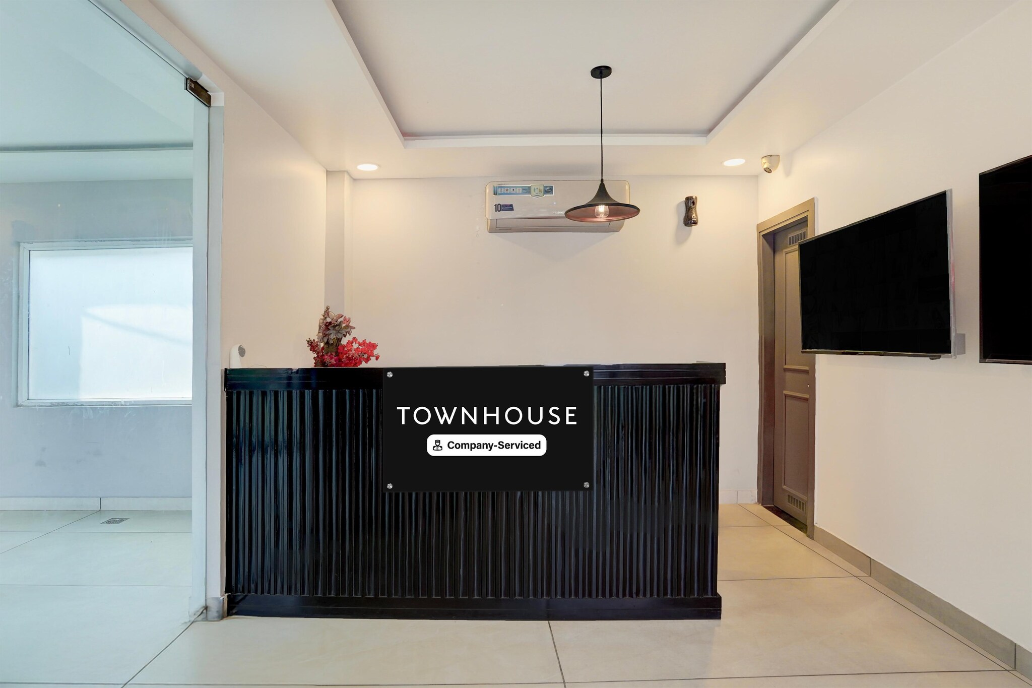 Ground floor: (bedroom(double bed, TV, seating area, air conditioning, Towels incl., telephone), bathroom(bathtub or shower, shower, washbasin, toilet, shampoo, body soap, hot water))