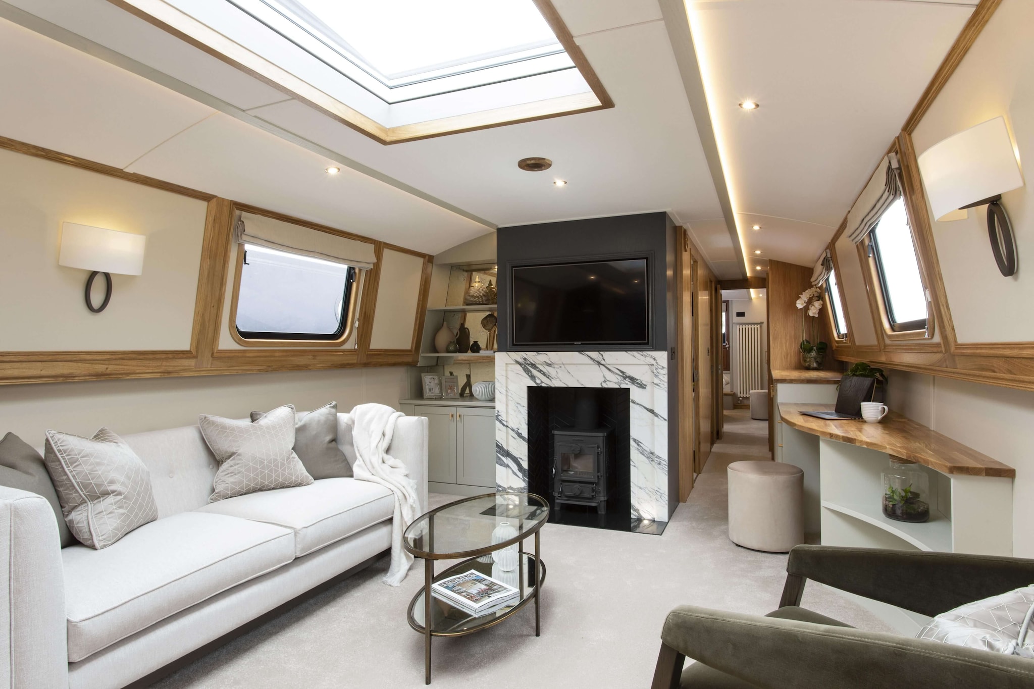 Experience a unique getaway on the largest houseboat ever offered for rent in Germany. Completed in December 2023, this 21-meter-long vessel impresses with its modern architecture, high-quality materials, and thoughtful layout that harmoniously blends comfort and style. The spacious roof terrace provides the perfect setting for relaxation and sunbathing, while the stylish living area with a fireplace creates a cozy atmosphere for quiet evenings. Two full bedrooms, a modern bathroom, and a fully equipped kitchen ensure you'll have everything you need during your stay. The houseboat is moored in the charming Passion Yachts marina on Lake Pichelsee in Berlin. The surrounding area offers numerous opportunities for active or relaxing leisure activities: take boat trips, swim or fish directly from the deck, or explore the verdant landscape on a bicycle tour. Popular destinations such as Charlottenburg Palace Park and the Olympic Stadium are also nearby – ideal for excursions on land.

A stay on this permanently moored houseboat promises special moments away from the everyday hustle and bustle. The gentle rocking on the water, the tranquil setting on Lake Pichelsee, and the feeling of freedom create a place of relaxation and exclusivity. Each day on board can be tailored to your individual needs – perfect for couples, families, or small groups.