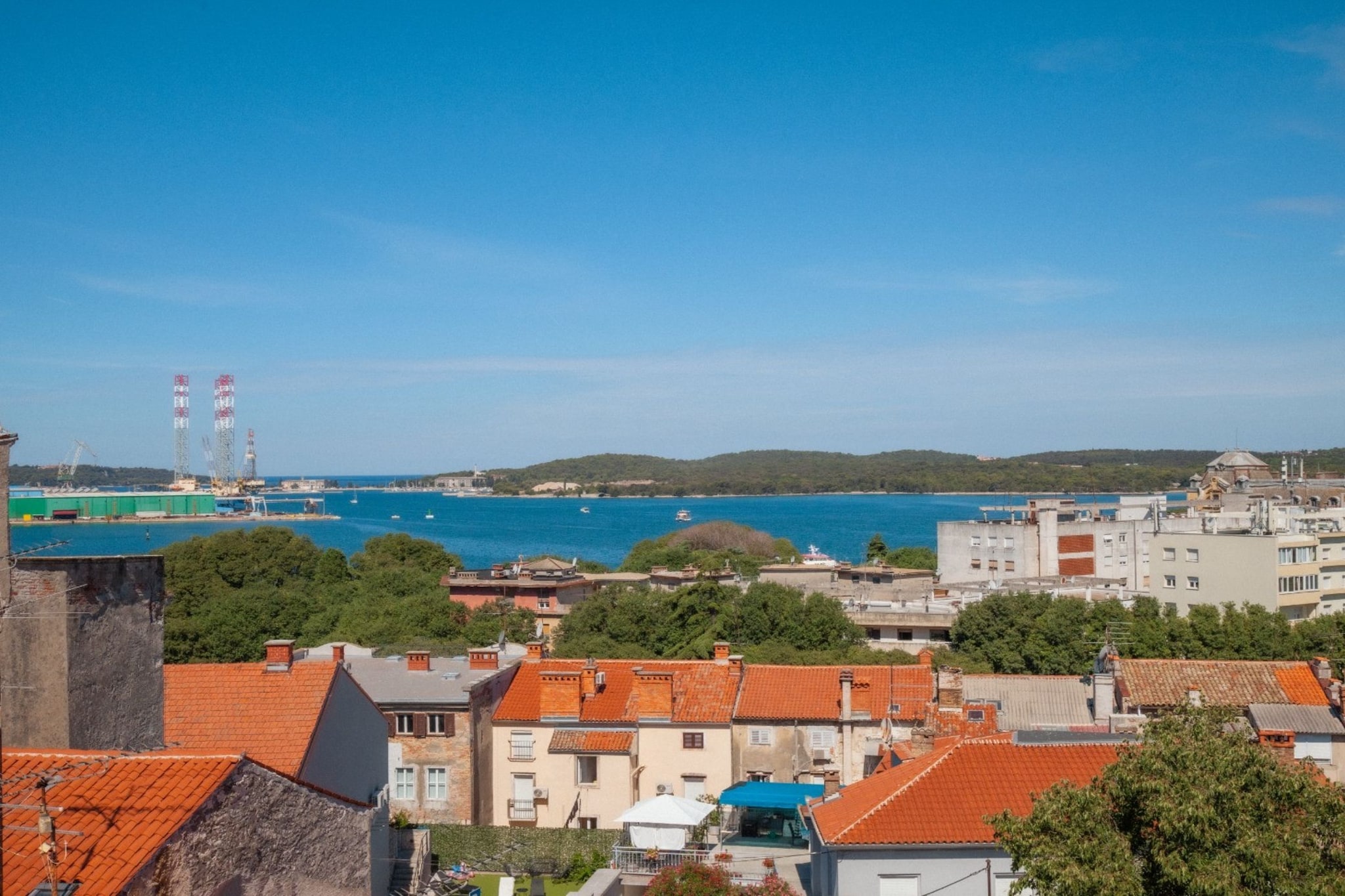 Pula Garden Apartments with Shared Pool - One Bedroom Apartment with Sea View - Im Freien