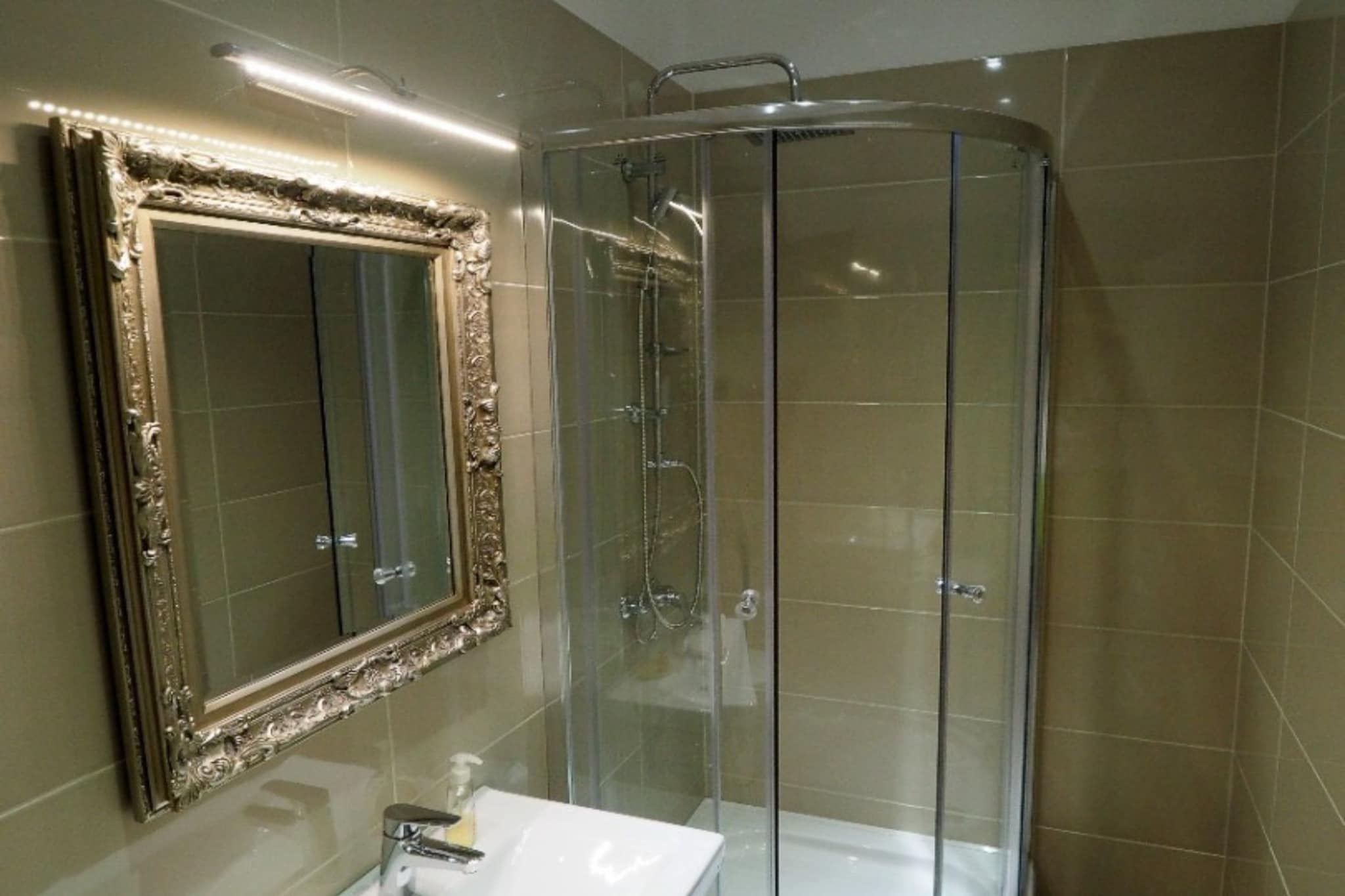 Pula Garden Apartments with Shared Pool - One Bedroom Apartment with Sea View - Badezimmer
