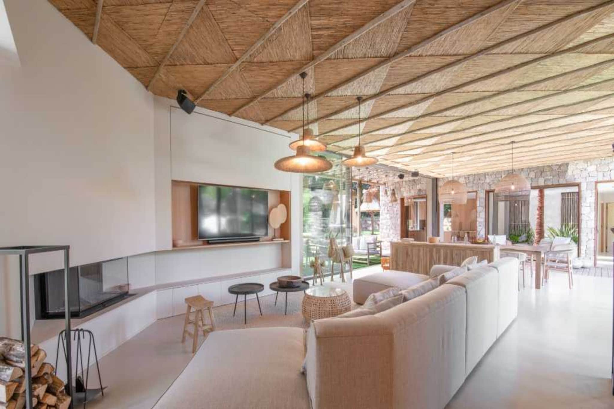 📌 Checkmyguest presents its stunning Villa in Ramatuelle. Spacious and elegant, it features a pool and a jacuzzi for ultimate relaxation. Nestled in a calm and sunny setting, close to Mediterranean beaches and picturesque villages, it offers the perfect combination of luxury and comfort for an exceptional stay.