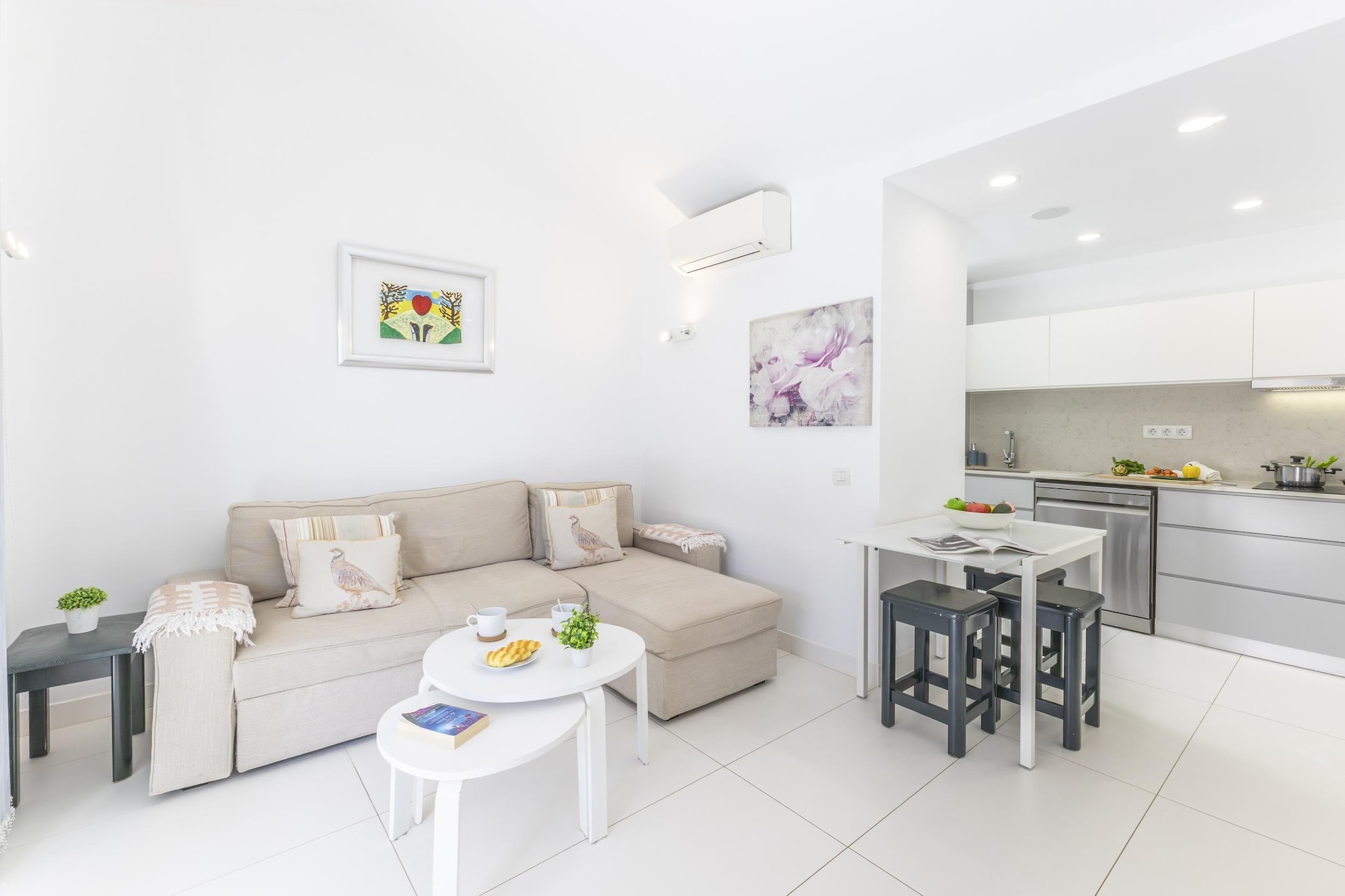 This beautifully renovated one-bedroom bungalow offers a sophisticated and peaceful retreat in the heart of Campo Internacional. Designed with a contemporary flair, the home is a perfect sanctuary for couples or solo travellers who value both style and comfort. The bright living room, equipped with air conditioning and a Smart TV, flows seamlessly into a modern open-plan kitchen where you'll find everything from an espresso machine to a dishwasher. The double bedroom serves as a quiet haven, complete with its own walk-in closet and climate control to ensure the perfect night's sleep after a day in the sun.

The lifestyle here is defined by its seamless indoor-outdoor flow. Step out onto your private terrace to enjoy a quiet breakfast in the morning light or a glass of wine as the evening settles over the palms. For those moments when you want to cool off, the complex features a shared swimming pool surrounded by well-maintained gardens. Every detail has been considered to ensure a hassle-free stay, including a fully refurbished bathroom, laundry facilities, and a double sofa bed in the living room for added versatility.

Location is the true star of this property, placing you in a privileged position for both leisure and adventure. You are just a one-minute walk from the Maspalomas Golf Course, making it a dream for enthusiasts. A pleasant 18-minute stroll leads you to the iconic Maspalomas Dunes and the golden shores of the beach, while the elegant shops and seaside terraces of the Meloneras Boulevard are just a short walk further. Whether you are seeking the excitement of Holiday World or the tranquillity of the nature reserves, this bungalow serves as the ultimate stylish base in southern Gran Canaria.