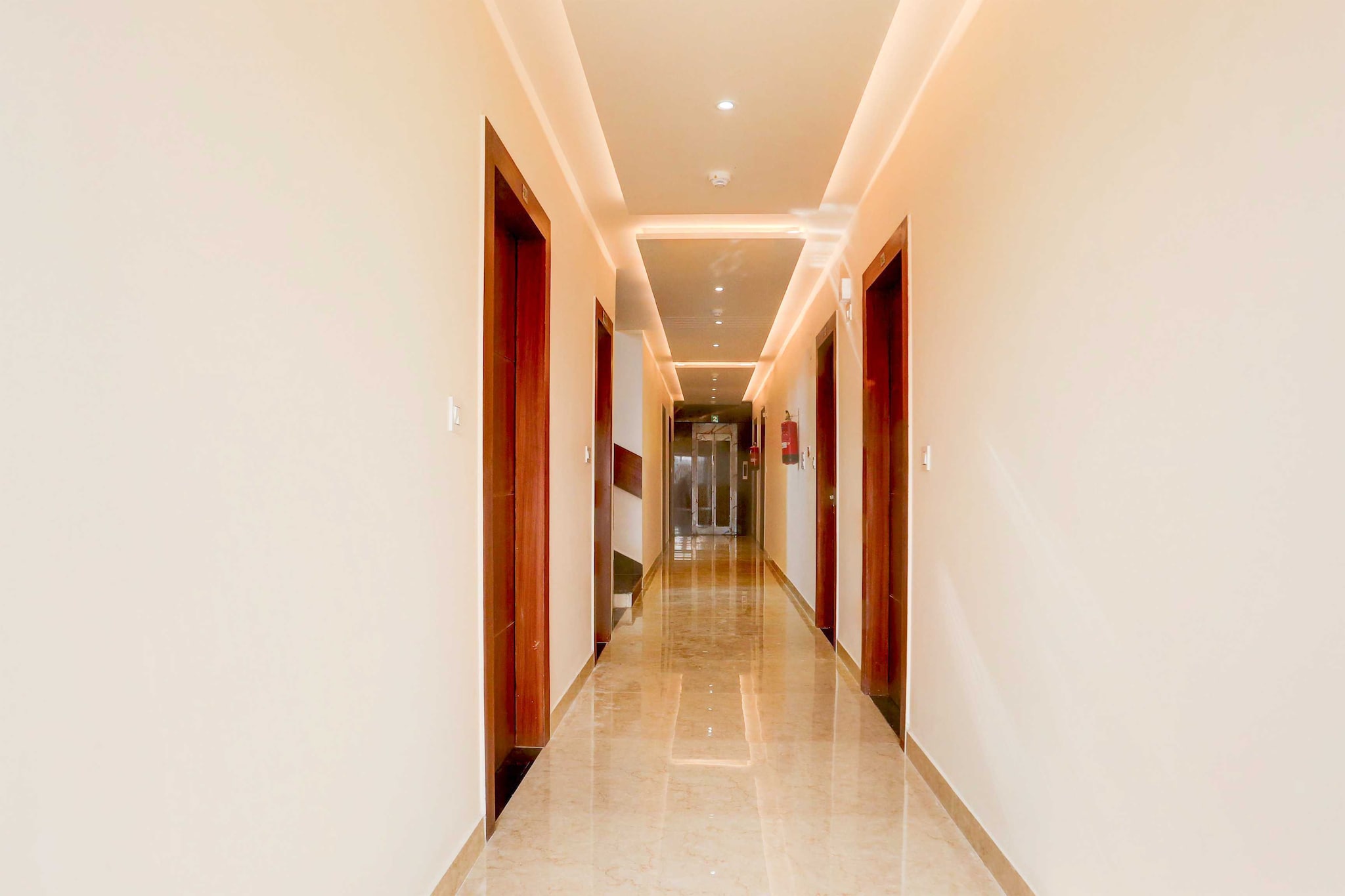 Ground floor: (bedroom(double bed, TV, seating area, air conditioning, Towels incl., telephone), bathroom(bathtub or shower, shower, washbasin, toilet, shampoo, body soap, hot water), parking)