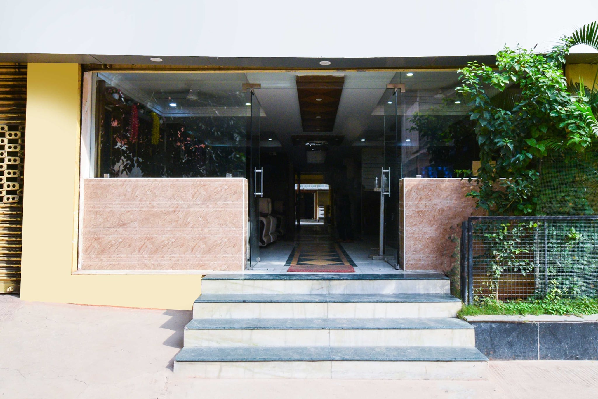Ground floor: (bedroom(double bed, TV, seating area, air conditioning, Towels incl., telephone), bathroom(bathtub or shower, shower, washbasin, toilet, shampoo, body soap, hot water), parking, lift)