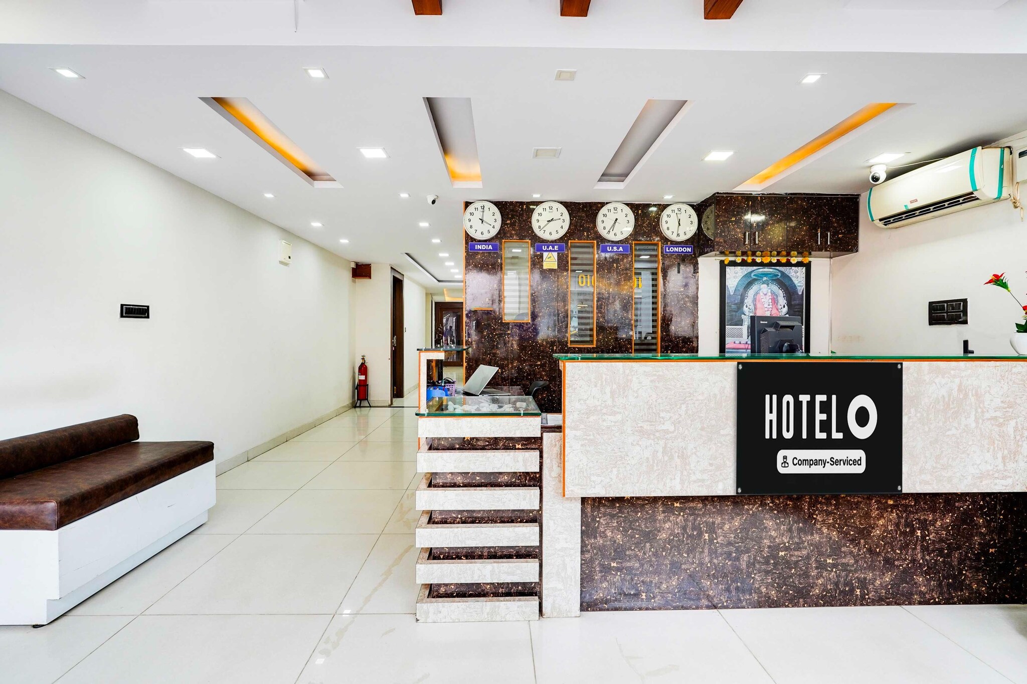 Ground floor: (bedroom(double bed, TV, seating area, air conditioning, Towels incl., telephone), bathroom(bathtub or shower, shower, washbasin, toilet, shampoo, body soap, hot water), parking)