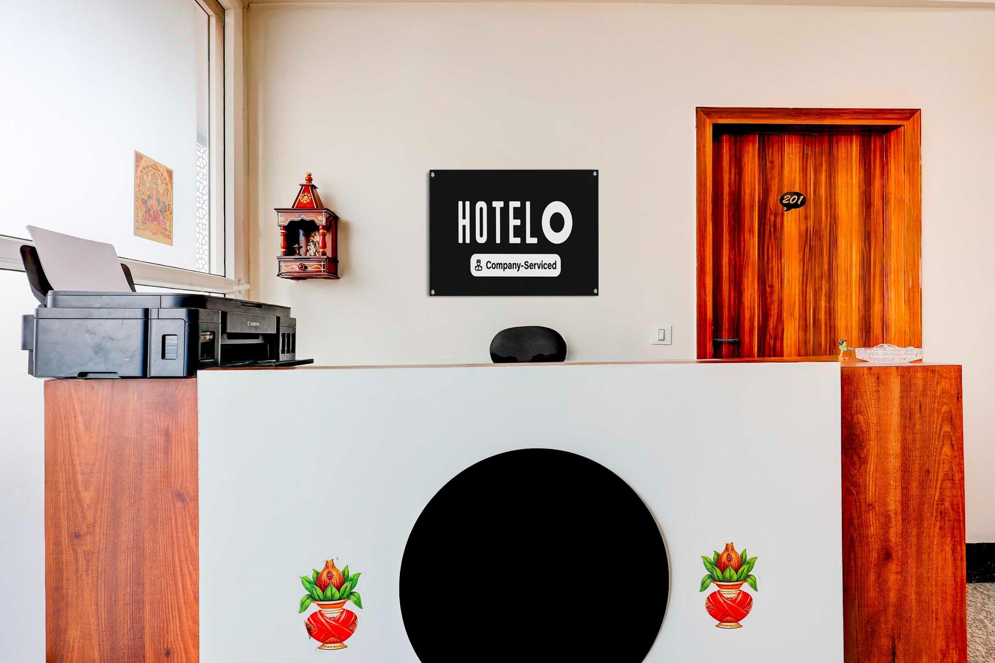 Ground floor: (bedroom(double bed, TV, seating area, air conditioning, Towels incl., telephone), bathroom(bathtub or shower, shower, washbasin, toilet, shampoo, body soap, hot water), parking, lift)