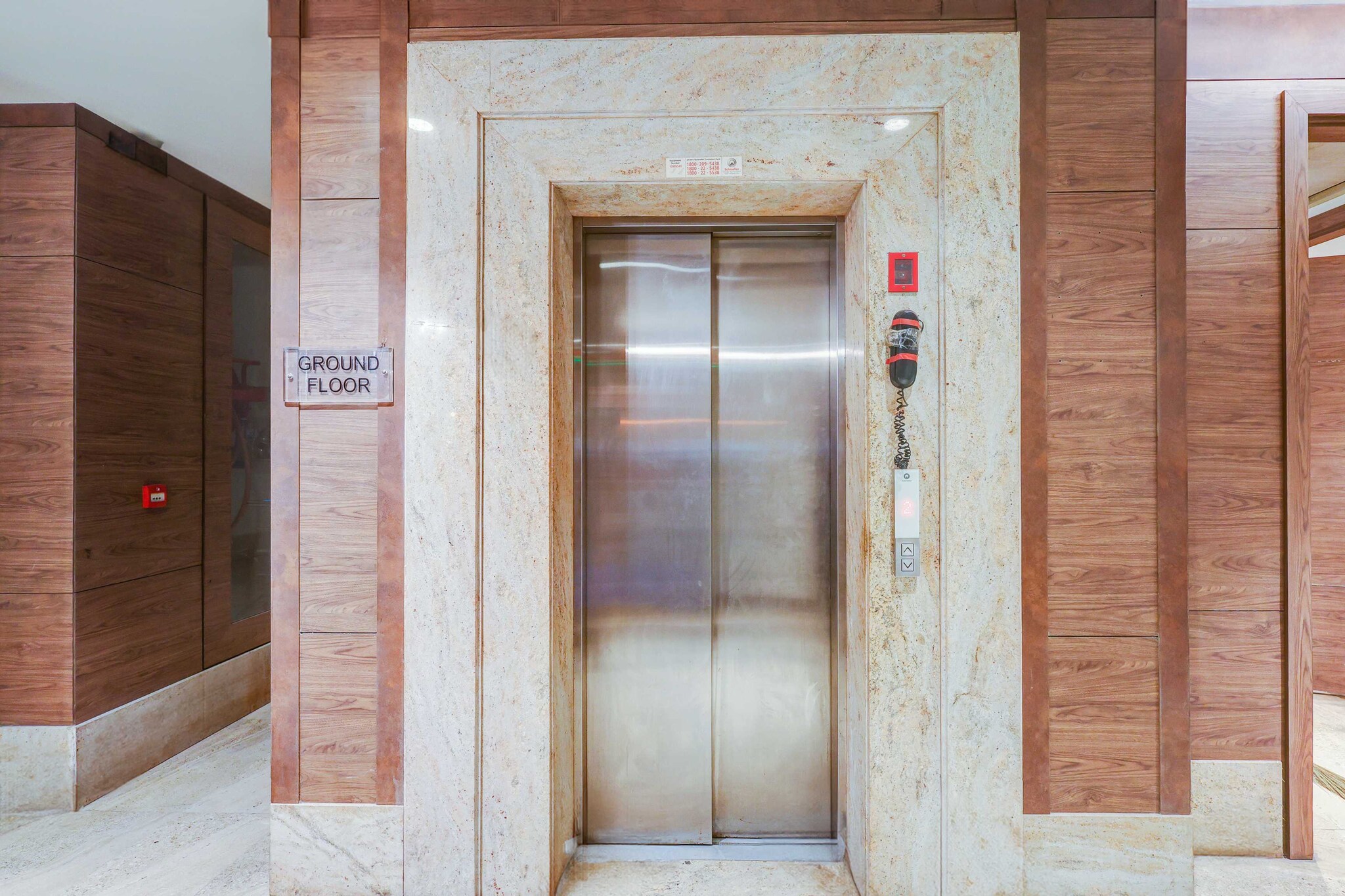 Ground floor: (bedroom(double bed, TV, seating area, air conditioning, Towels incl., telephone), bathroom(bathtub or shower, shower, washbasin, toilet, shampoo, body soap, hot water), parking)